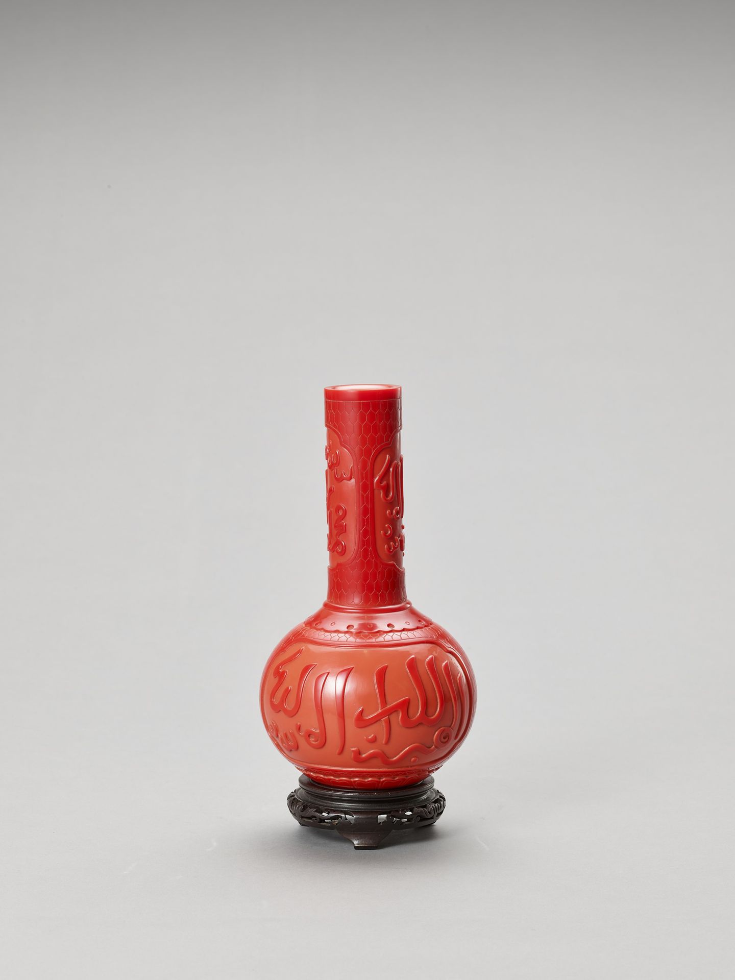 A RED PEKING GLASS BOTTLE VASE FOR THE ISLAMIC MARKET 伊斯兰市场的红色清玻璃瓶
中国，20世纪。球状的瓶身&hellip;