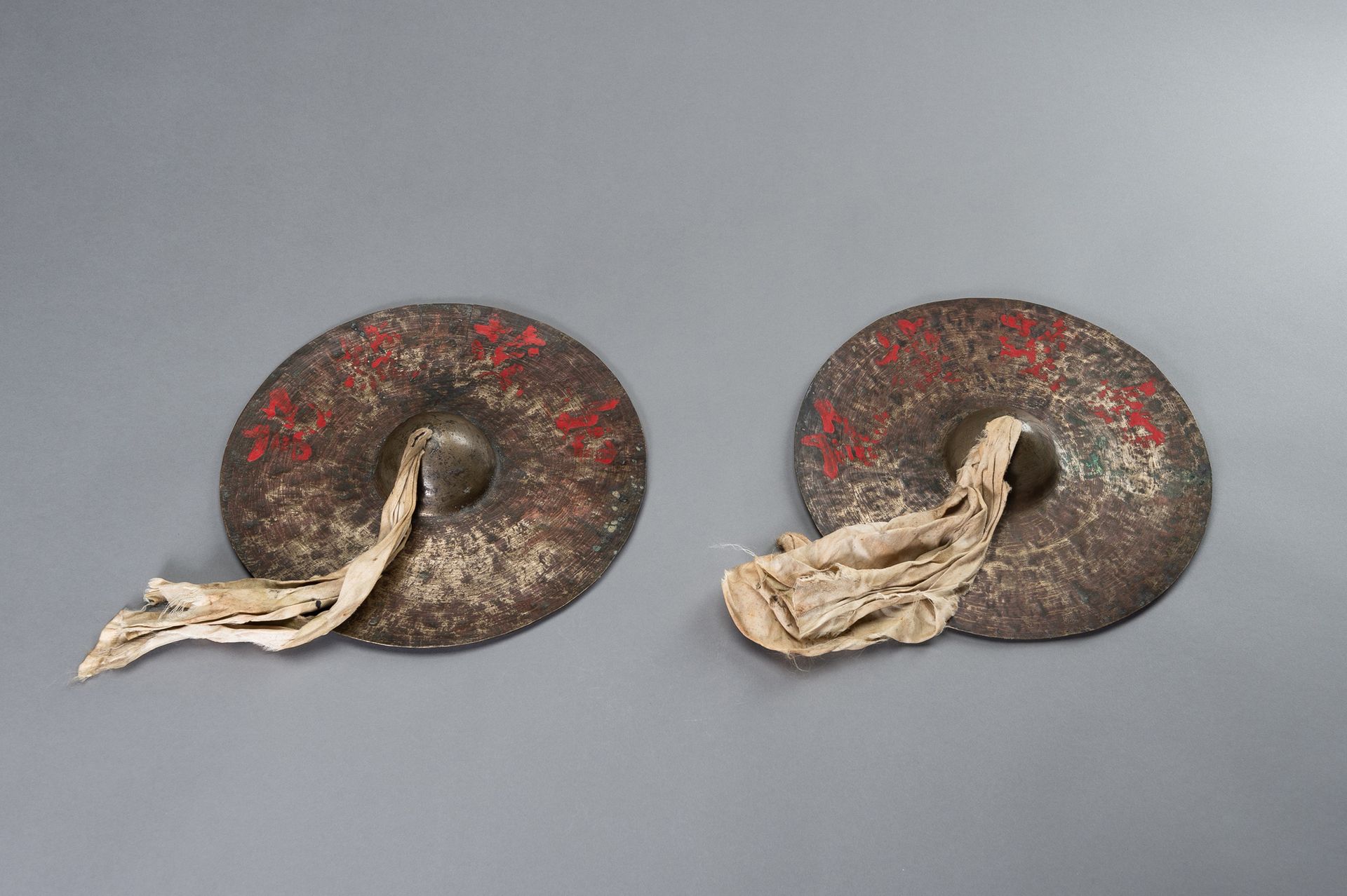 A PAIR OF BRONZE BO CYMBALS Pärchen BO-Zymbale aus Bronze
Tibet, 19. Jahrhundert&hellip;