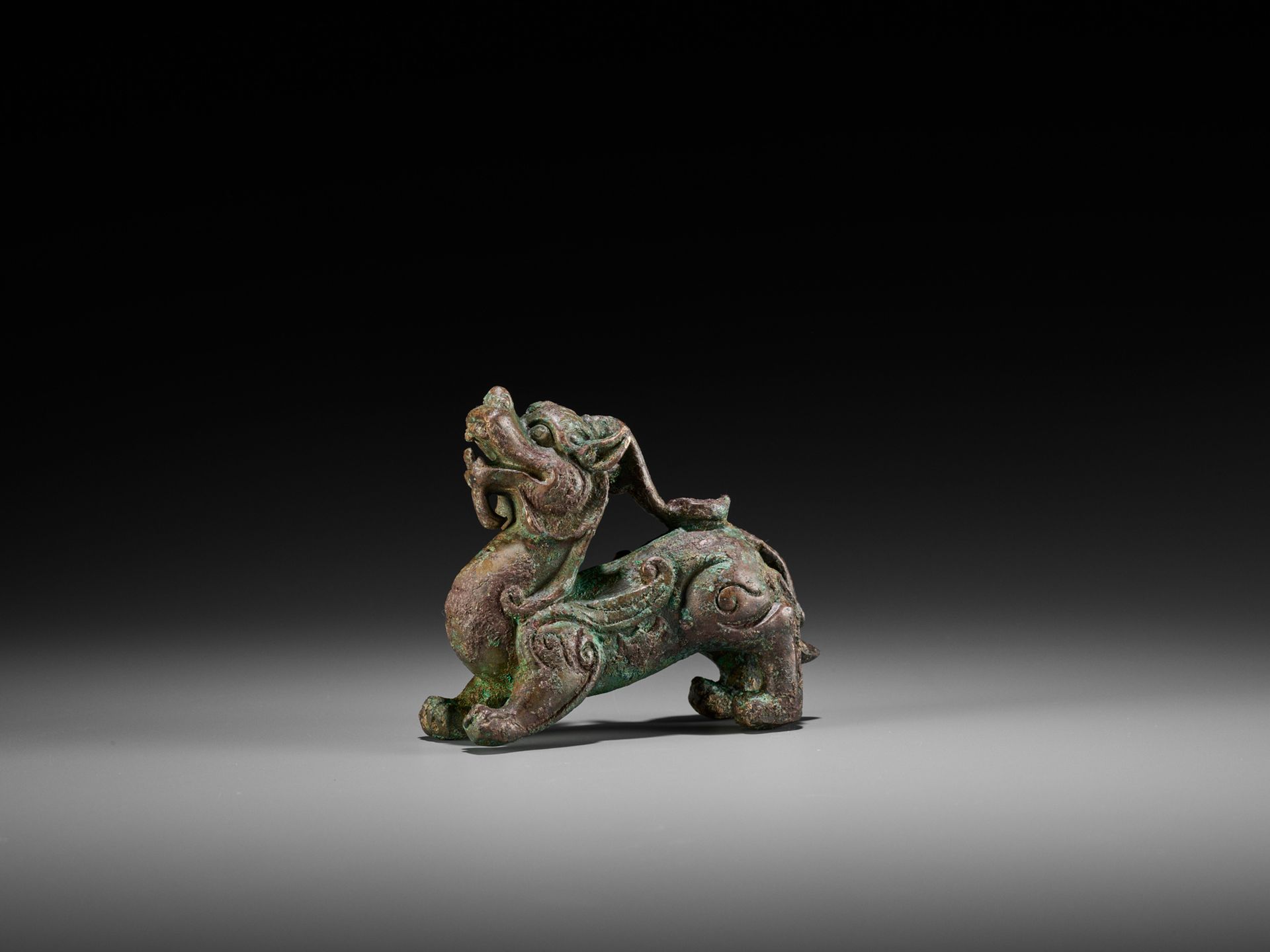 A BRONZE ‘BIXIE’ WEIGHT 一件青铜 "碧玺 "重量
中国，汉代风格，但可以追溯到1900年左右。铸成一只凶猛的带翅膀的野兽，四平八稳地站着&hellip;