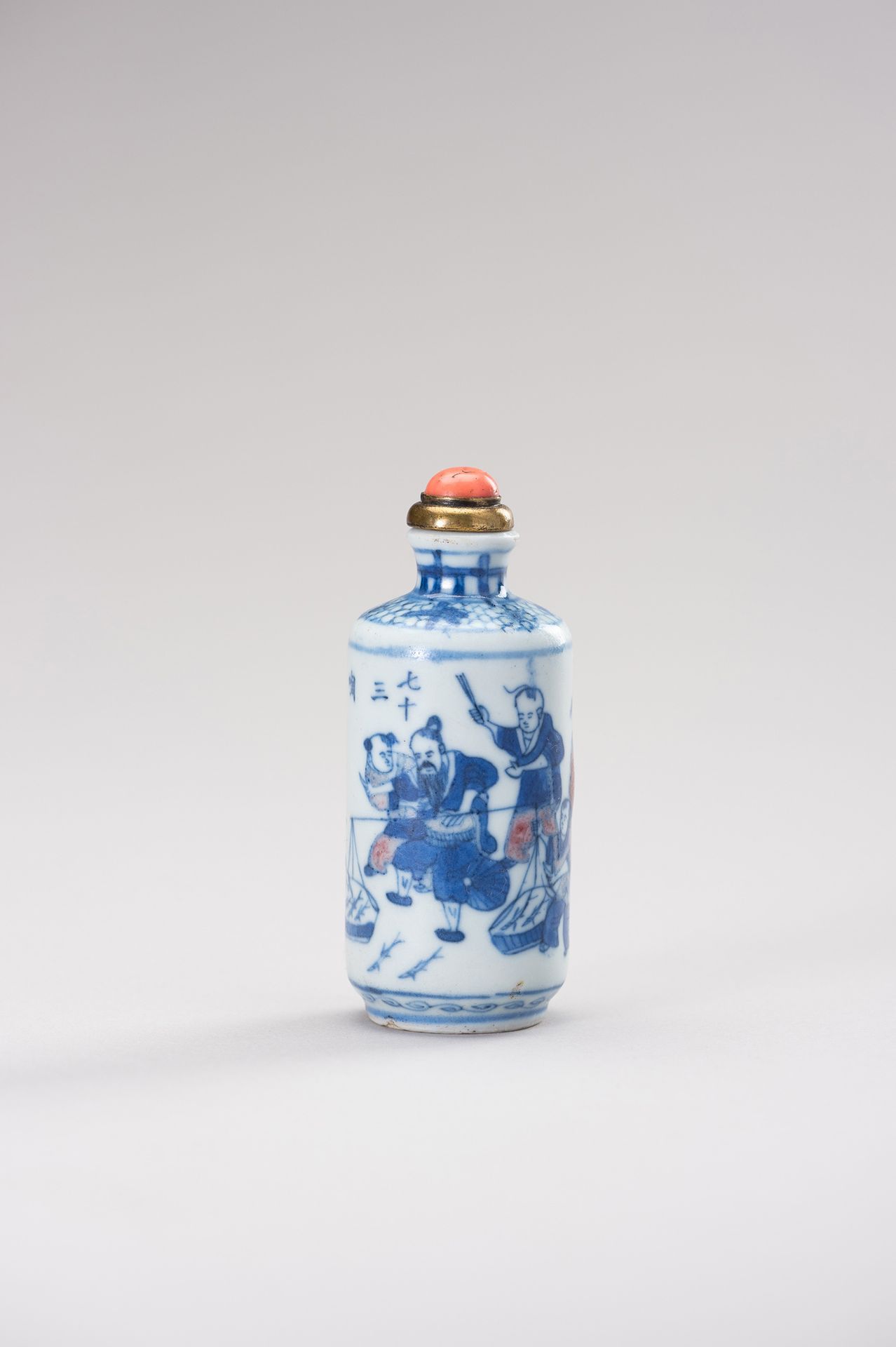 AN IRON-RED, BLUE AND WHITE PORCELAIN SNUFF BOTTLE 一个铁红蓝白瓷水壶
中国，清末（1644-1912）。圆柱&hellip;