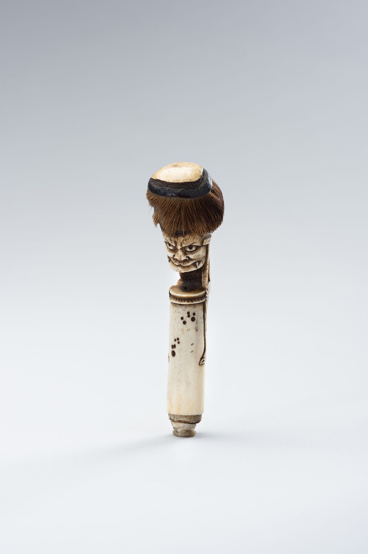 A STAG ANTLER CANE HANDLE OF AN ONI 雄鹿鹿角拐杖柄
日本，明治时期 (1868-1912)

雄鹿鹿角拐杖柄描绘的是一个爬在&hellip;