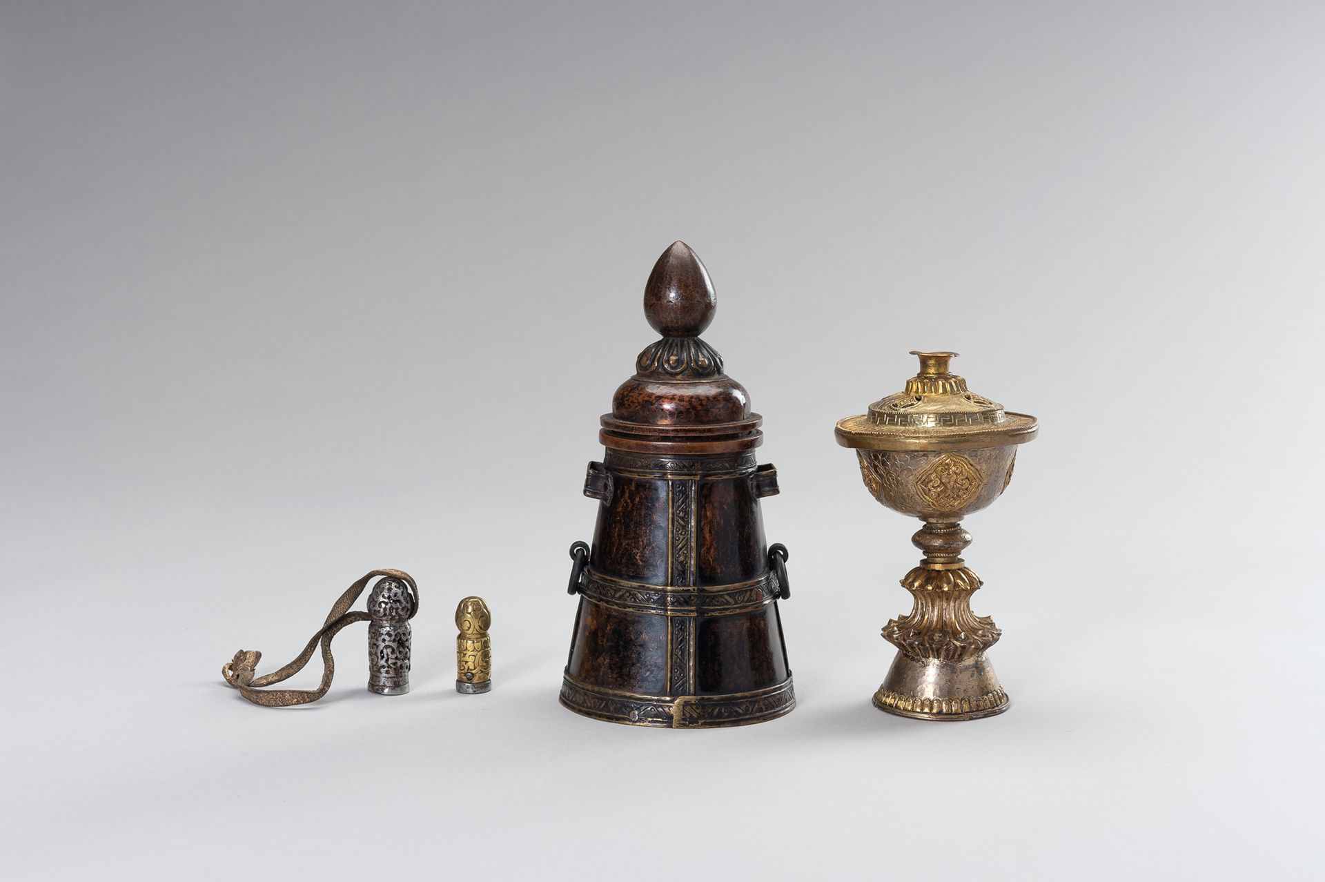 A GROUP OF TWO SEALS, A TSAMPA VESSEL AND A BUTTER LAMP 一组两个印章，一个Thampa容器和一个奶油灯
&hellip;