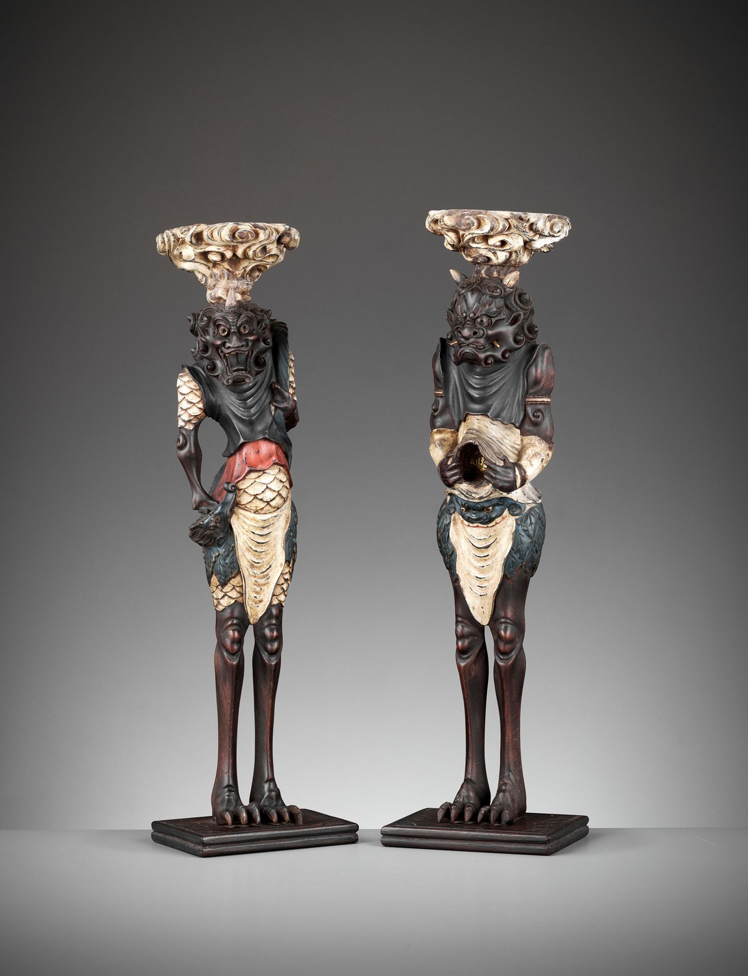 A PAIR OF PAINTED AND LACQUERED WOOD FIGURAL CANDLESTICKS DEPICTING ONI 一对彩绘和涂漆的&hellip;