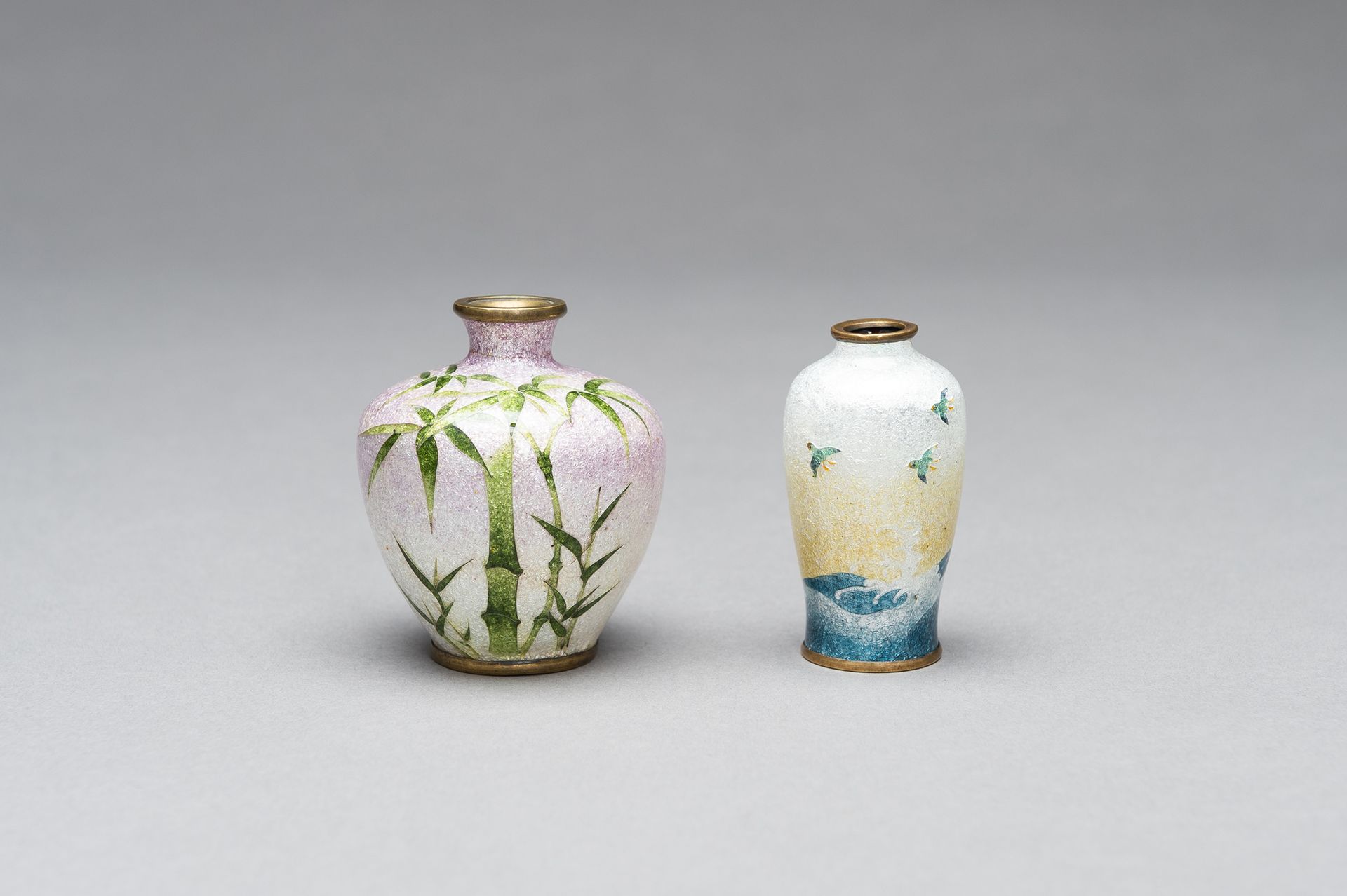 TWO GINBARI CLOISONNÈ MINIATURE VASES 两个金箔小瓶
日本，明治至昭和时期（1868-1989）

第一个以绿色珐琅彩装饰竹&hellip;