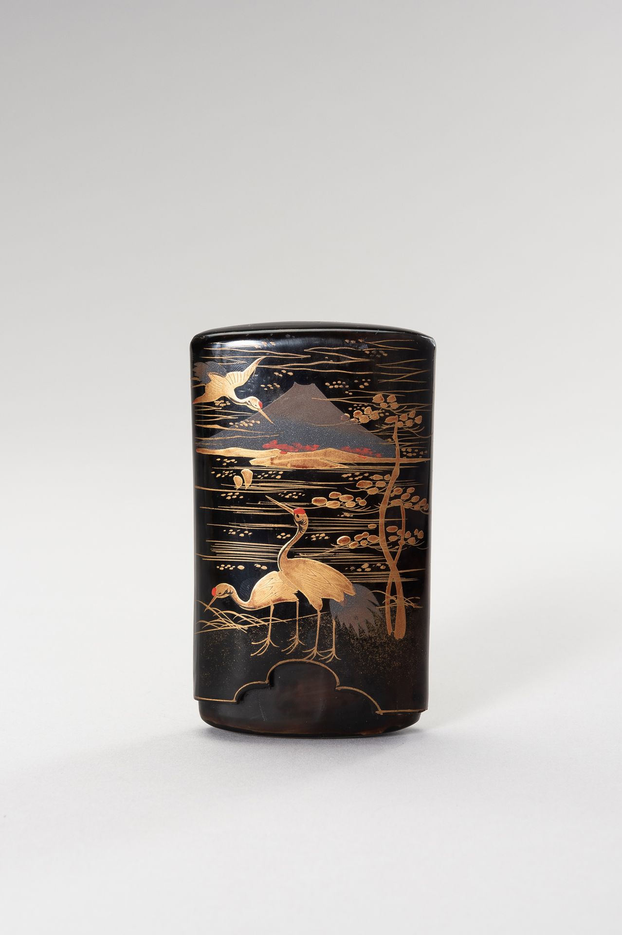 A FINE LACQUERED TORTOISESHELL CASE WITH MOUNT FUJI AND CRANES UN ETUI EN ECOUIL&hellip;