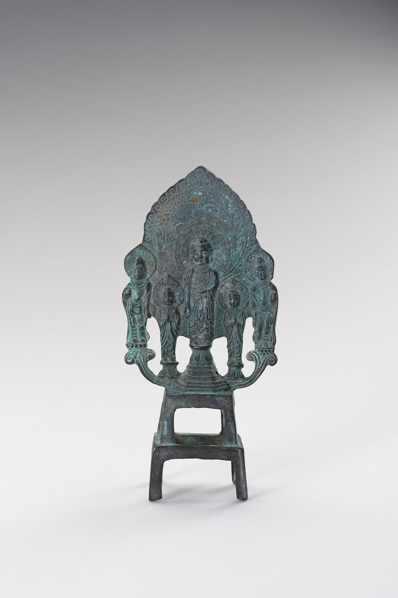 AN UNUSUAL TANG STYLE FOOTED BRONZE STELE 一个不寻常的唐代脚踏式青铜器
中国，是唐代的风格，但可以追溯到清代（1644&hellip;