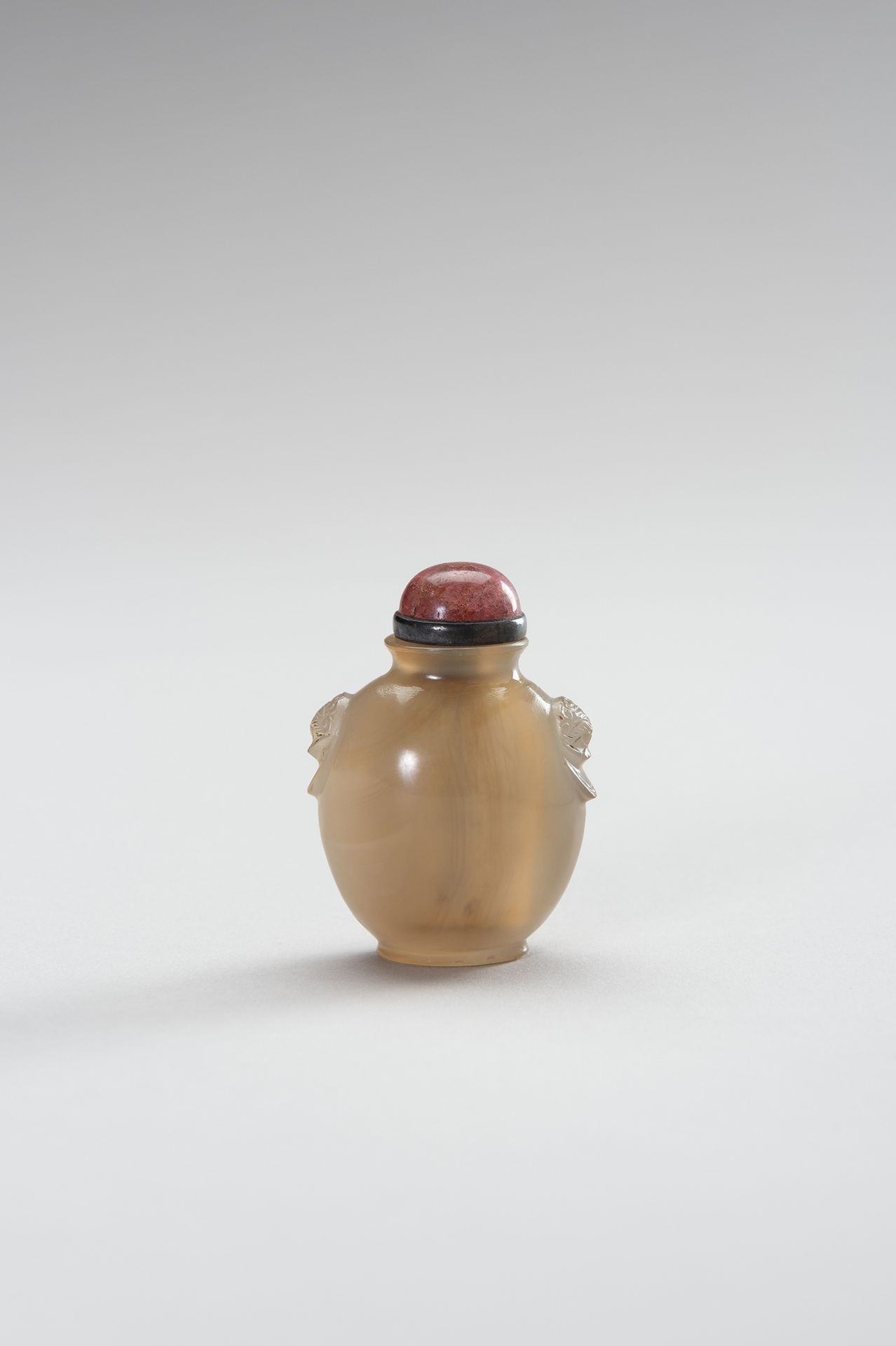 AN AGATE LADY’S SNUFF BOTTLE BOTELLA DE AGATA PARA DAMA
China, dinastía Qing (16&hellip;