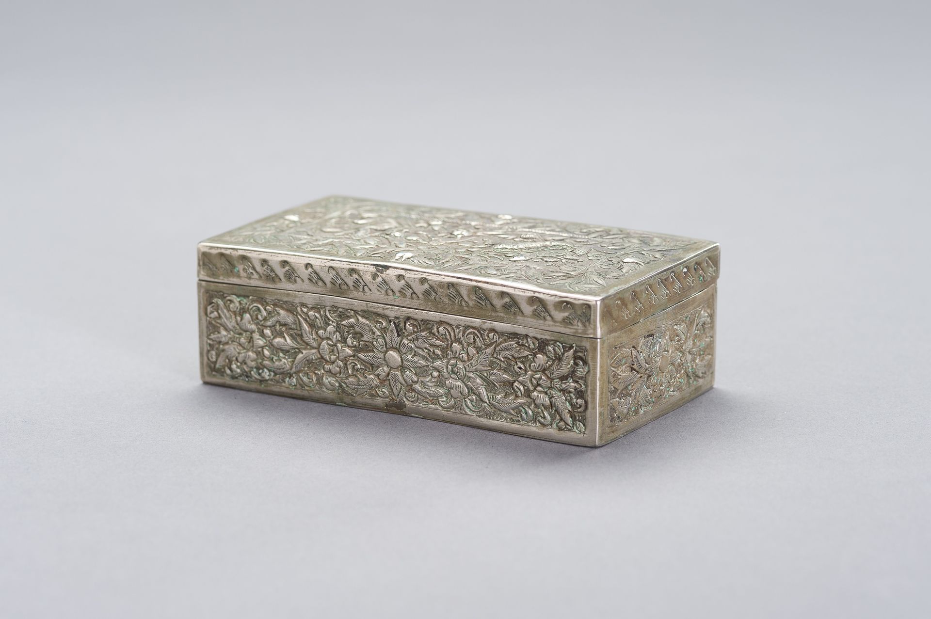 A SILVER-PLATED LIDDED BOX SILBERBESCHICHTETE DOSE mit Deckel
Birma/Myanmar um 1&hellip;