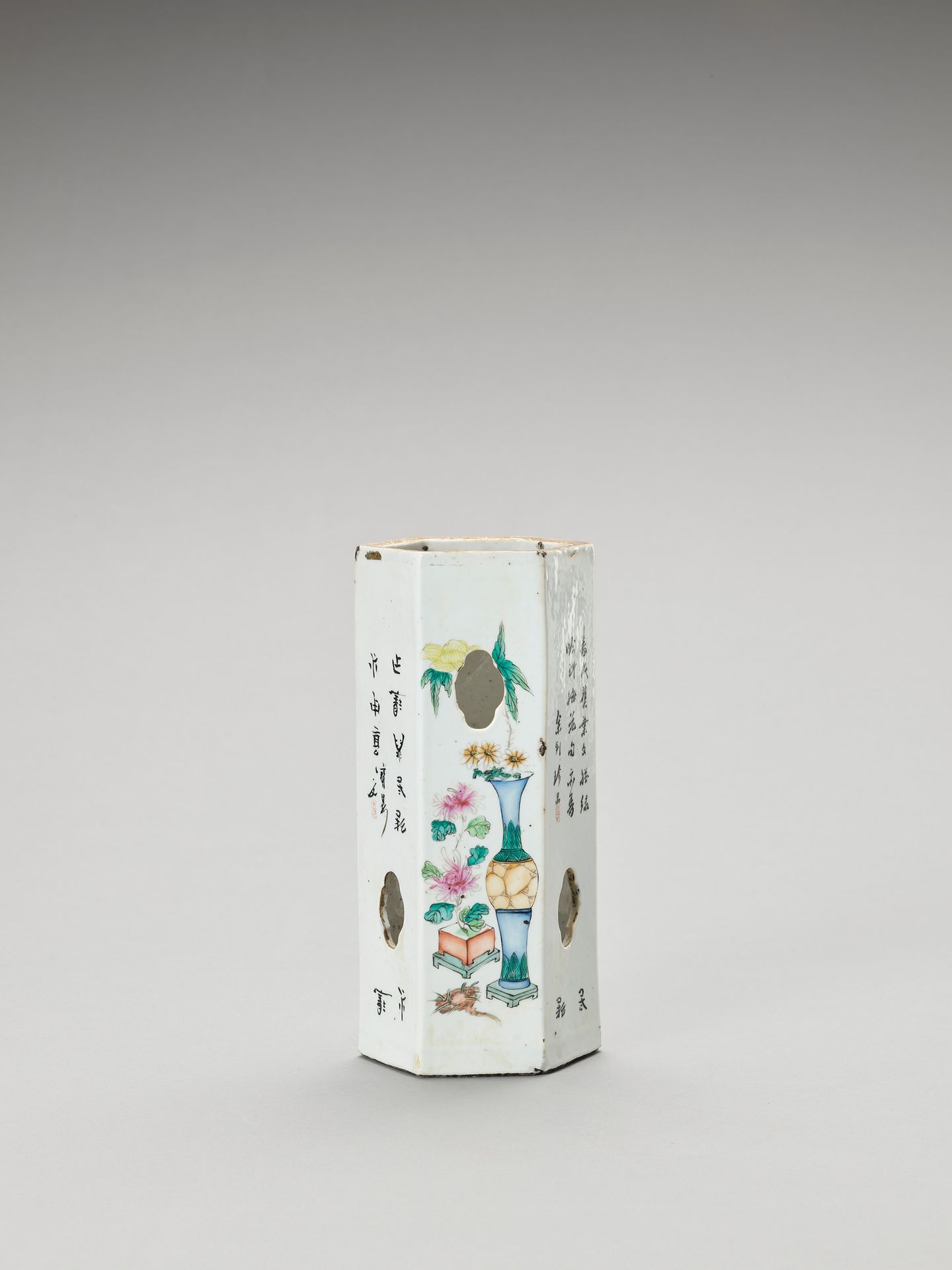 A FAMILLE VERTE PORCELAIN OCTAGONAL VASE, LATE QING TO REPUBLIC VASE OCTAGONAL E&hellip;