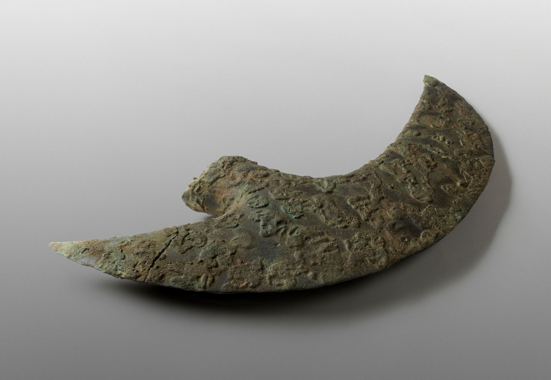 AN EXCEPTIONALLY LARGE CRESCENT-SHAPED BRONZE AXE, DONG SON CULTURE AUSSERGEWÖHN&hellip;