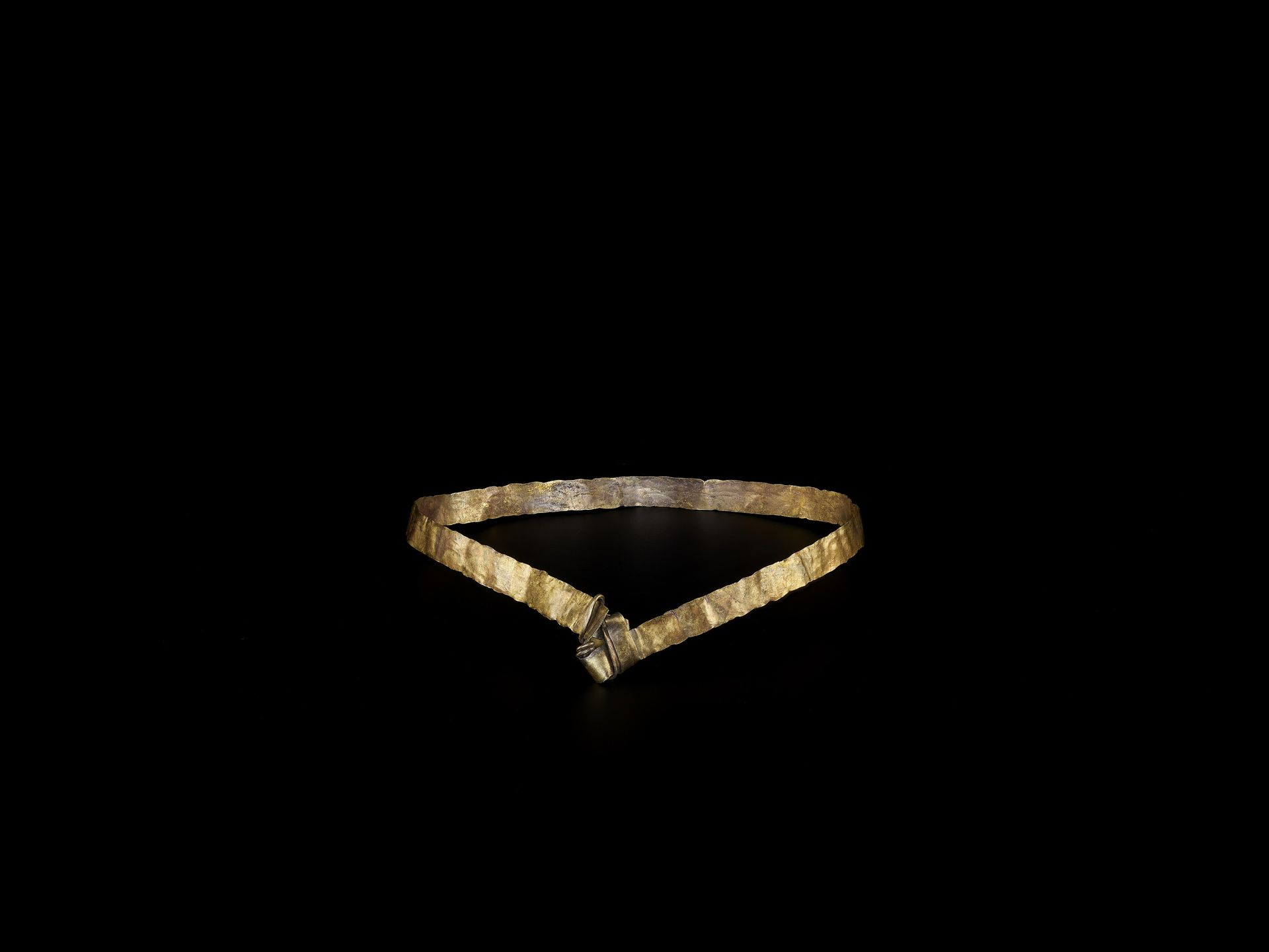 A THIN CHAM GOLD SHEET NECKLACE 一条薄的占族金片项链
南部占族王国，10-12世纪。这条小金项链是用薄金片锤打出来的。

状况。&hellip;