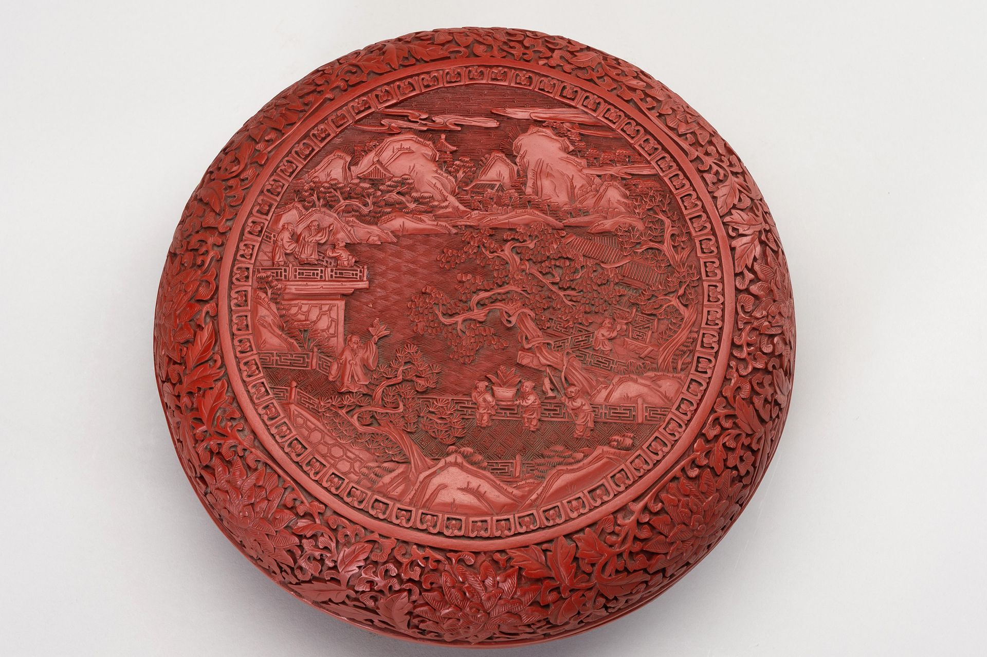 A MUSEUM COPY OF A CINNABAR LACQUER BOX COPIE DE MUSÉE D'UNE BOÎTE À LACQUES CIN&hellip;