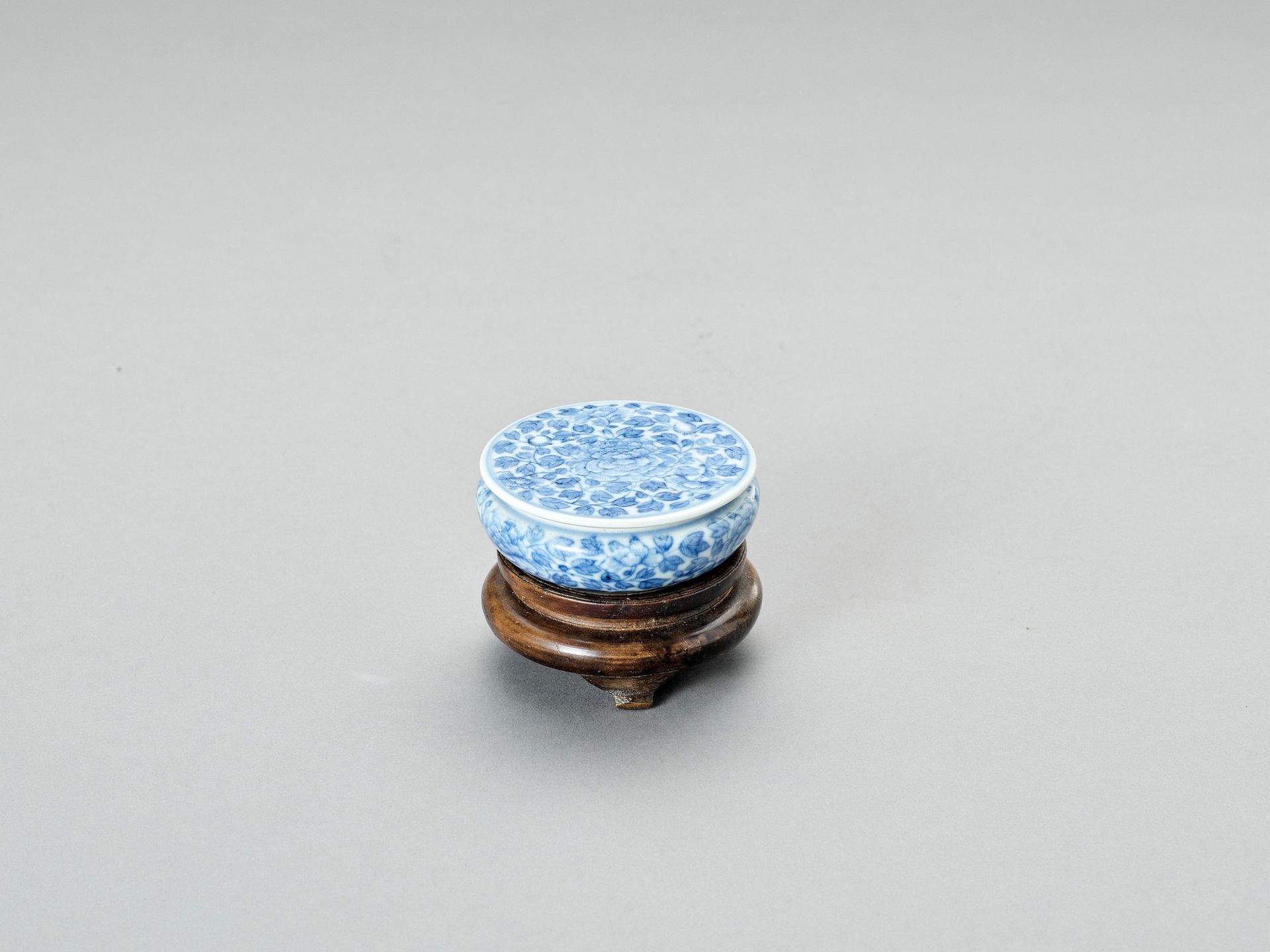 A BLUE AND WHITE PORCELAIN SEAL PASTE BOX AND COVER, LATE QING TO REPUBLIC 一个蓝白瓷&hellip;