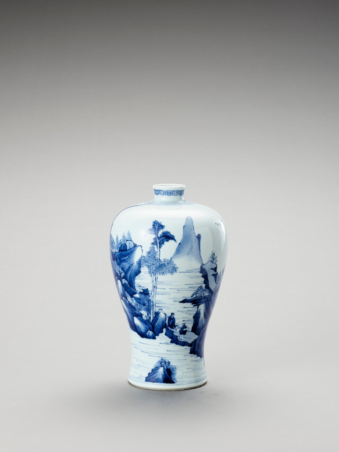 A ‘FIGURAL’ BLUE AND WHITE PORCELAIN VASE VASE "FIGUREL" EN PORCELAINE BLEUE ET &hellip;