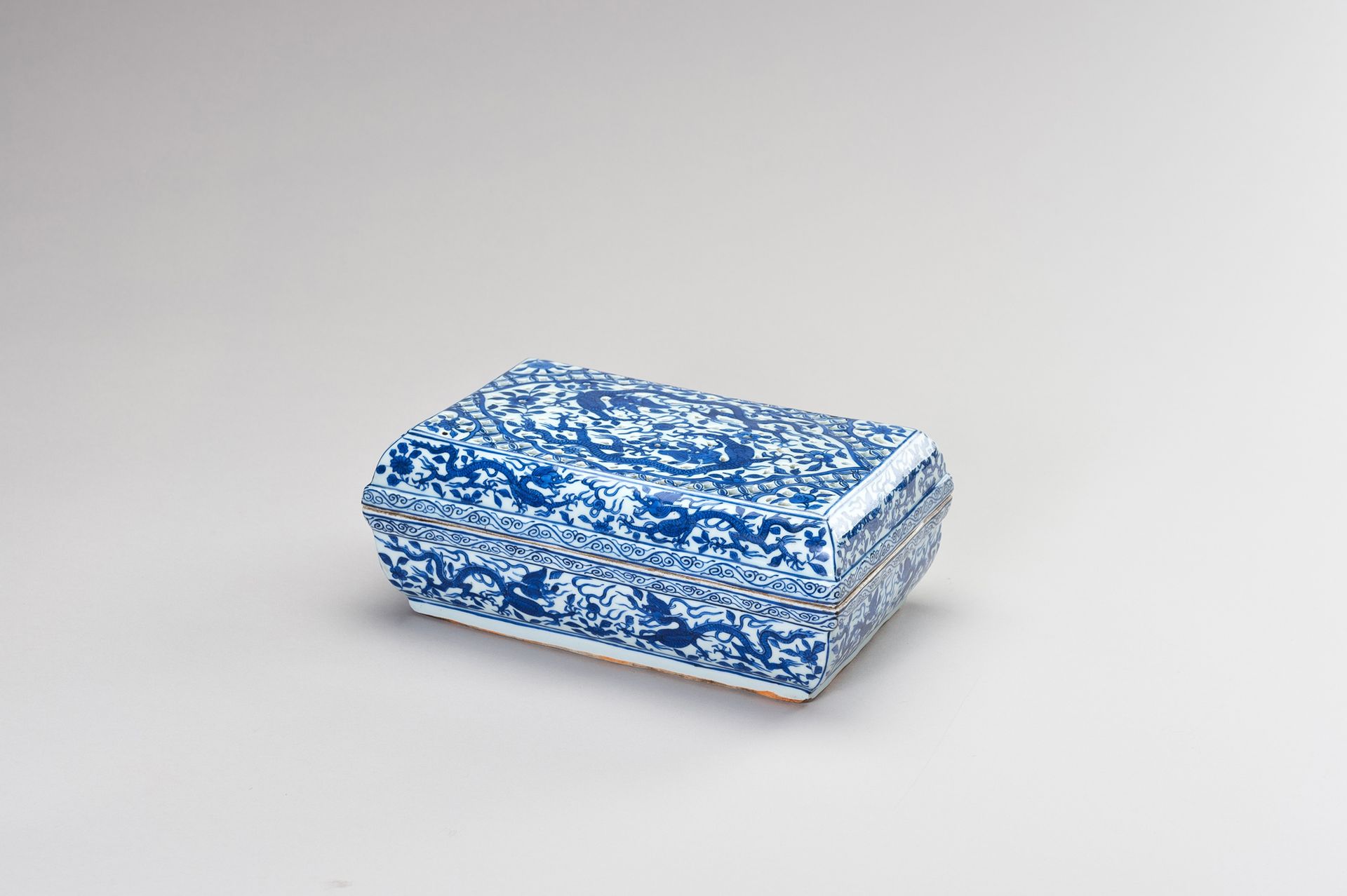 A BLUE AND WHITE ‘DRAGON’ SCENT BOX AND COVER 一个蓝白相间的 "龙 "香盒和盖子
中国，清朝（1644-1912）&hellip;