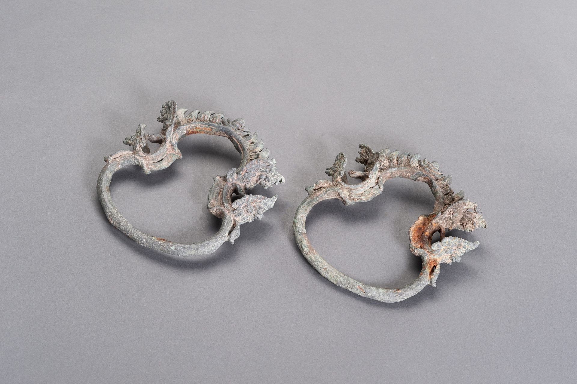 A PAIR OF KHMER BRONZE PALANQUIN RINGS Pärchen PALANQUIN-Ringe aus KHMER-Bronze
&hellip;