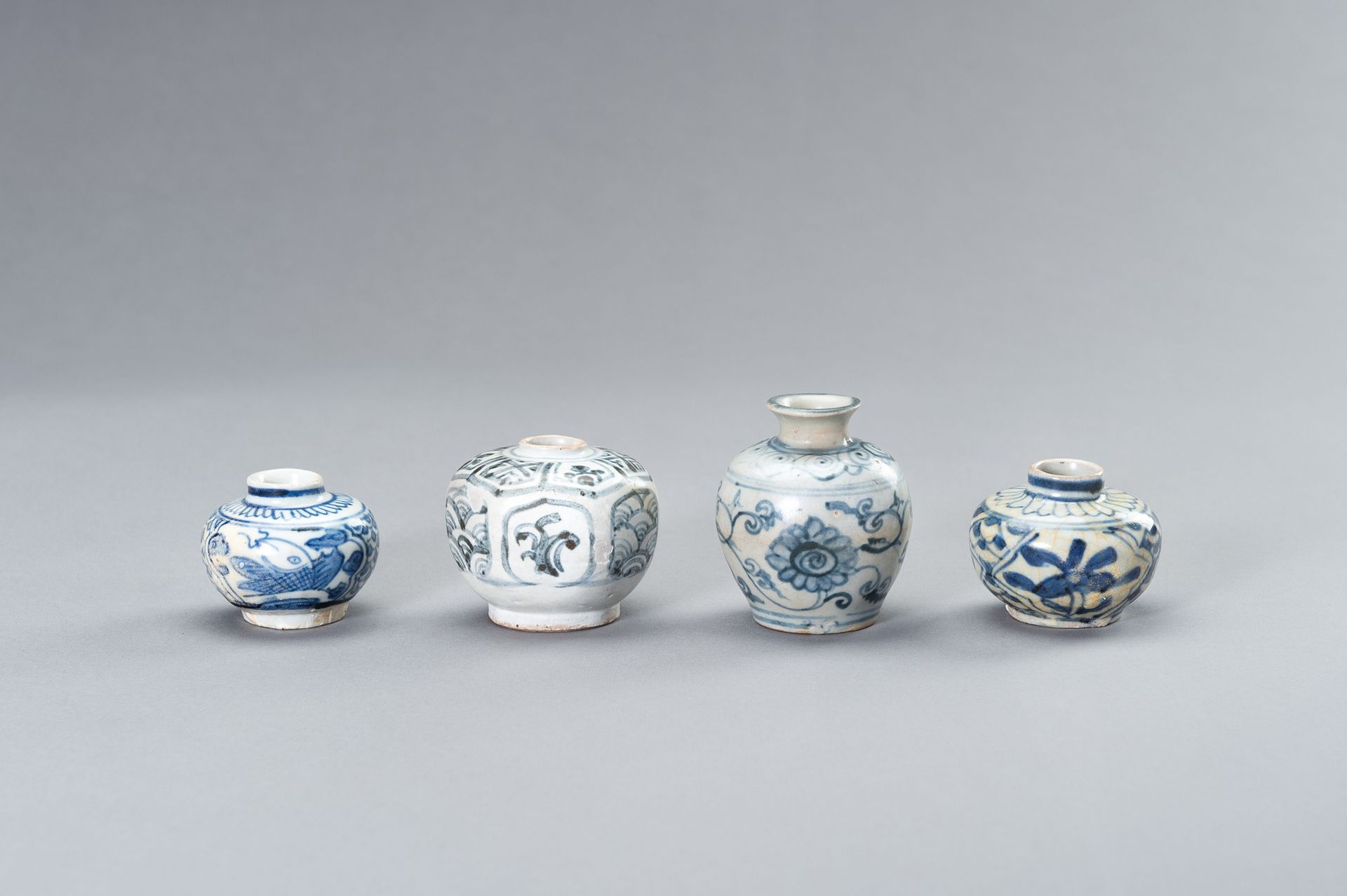 FOUR SMALL BLUE AND WHITE CERAMIC JARS 四件青花瓷小罐子
中国，明朝（1368-1644）。一个六边形的罐子，从短底升起，&hellip;