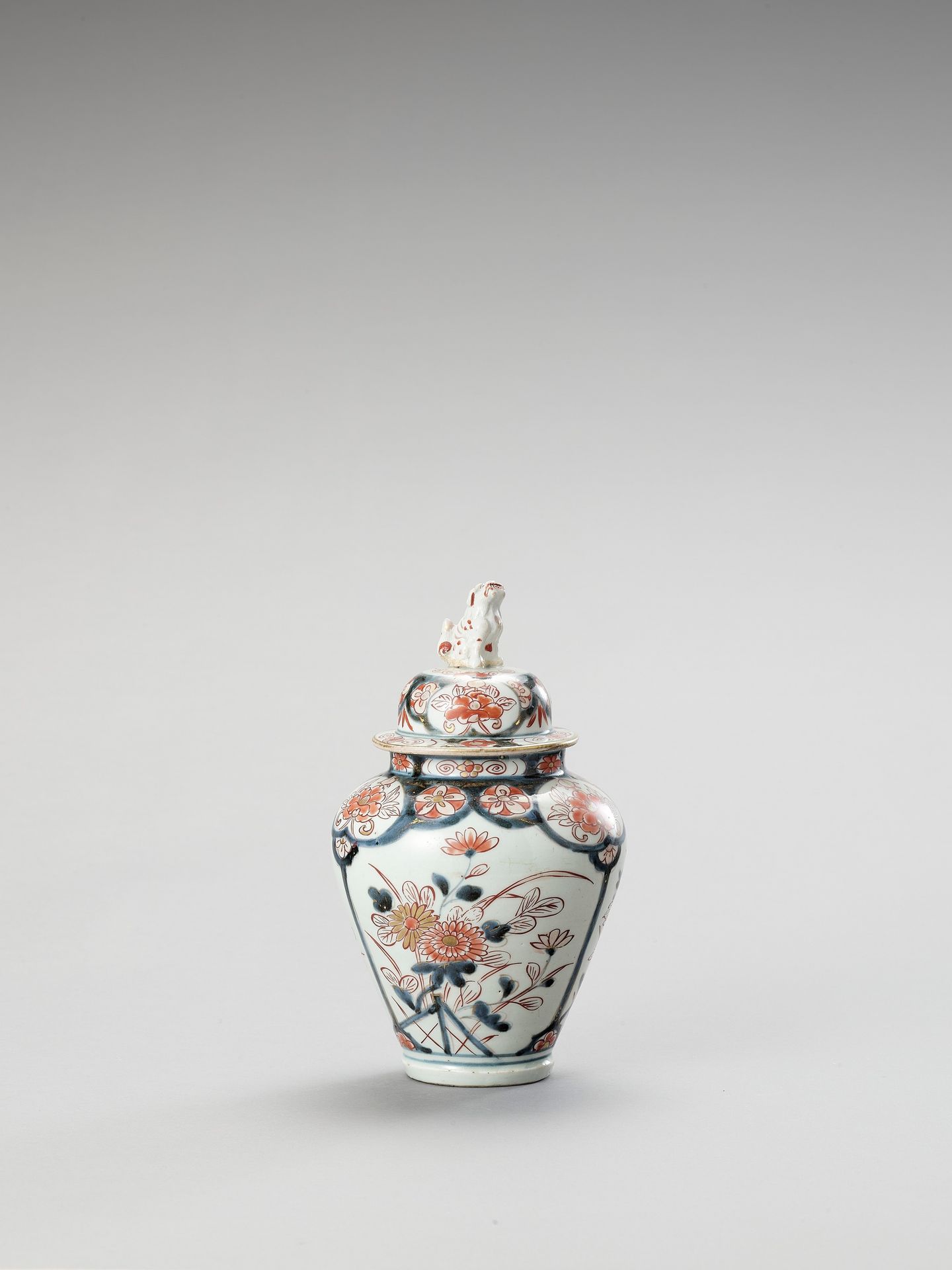 AN IMARI PORCELAIN VASE AND COVER VASE ET COUVERCLE EN PORCELAINE IMARI
Japon, p&hellip;