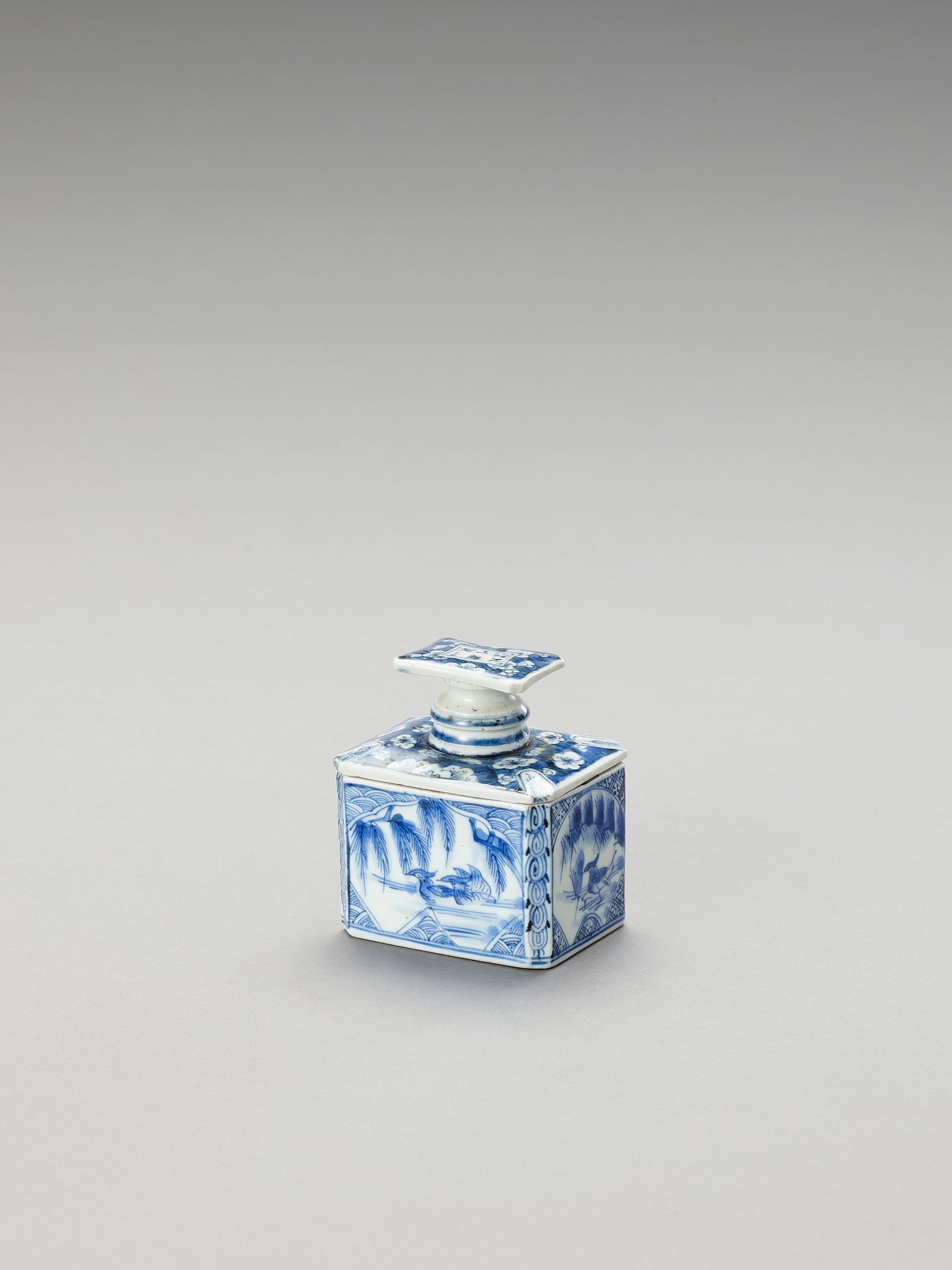 A BLUE AND WHITE FUKAGAWA PORCELAIN TEA CADDY AND COVER 蓝白福川瓷茶壶及盖
日本，江户时代（1615-1&hellip;