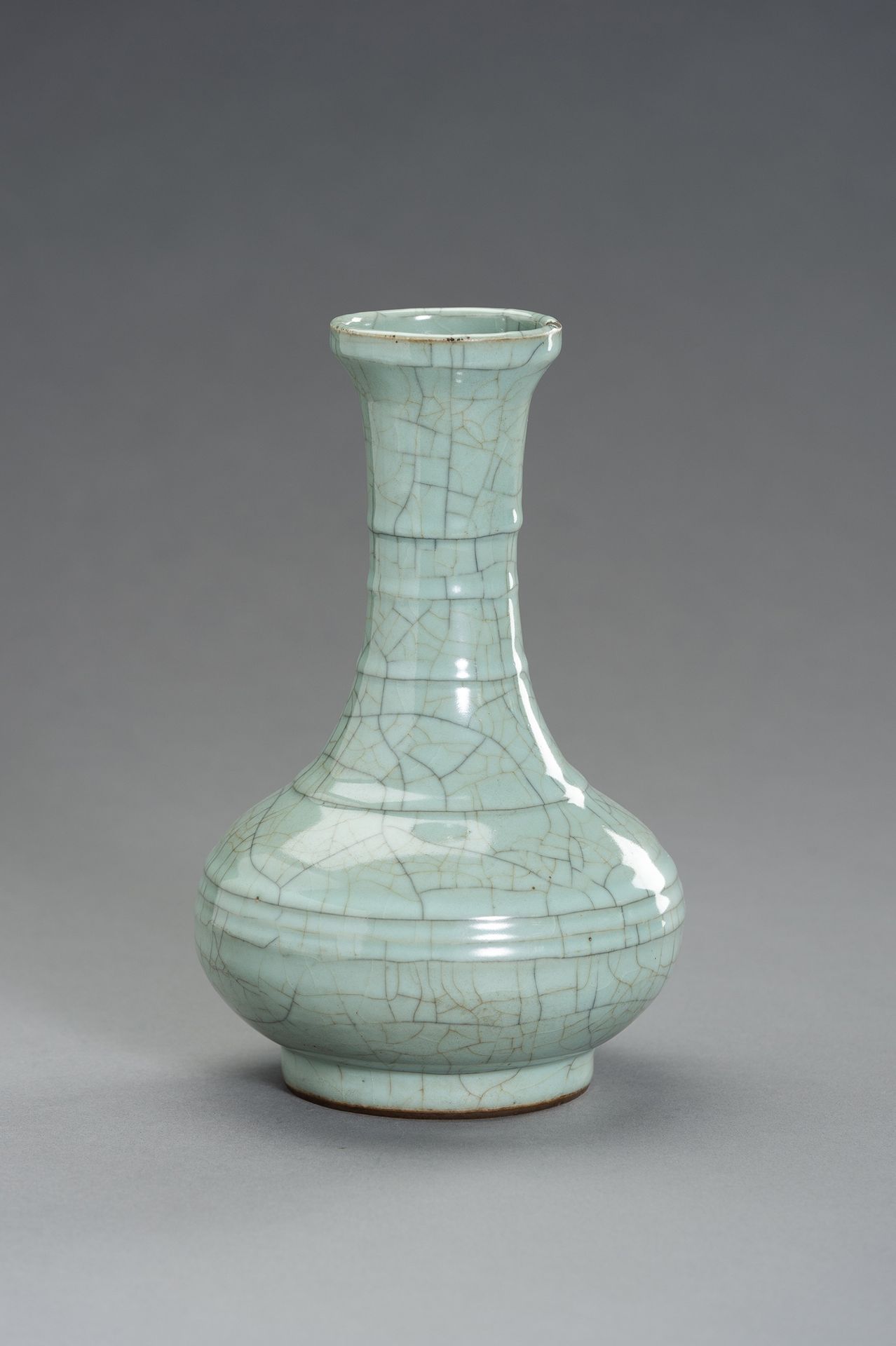 A GE-TYPE CRACKLED ‘BAMBOO’ BOTTLE VASE 一个GE型的裂纹'BAMBOO'瓶
中国，清朝（1644-1912）。扁球状的瓶&hellip;