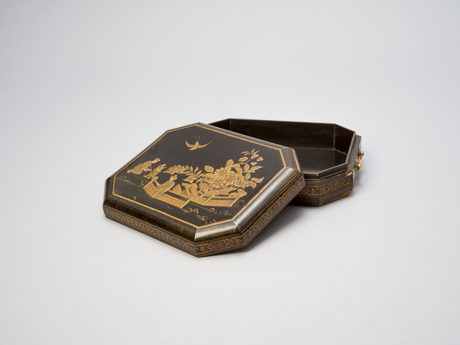 AN OCTAGONAL GILT AND BLACK LACQUER BOX, 17TH CENTURY OKTAGONALE KASTEN AUS GOLD&hellip;
