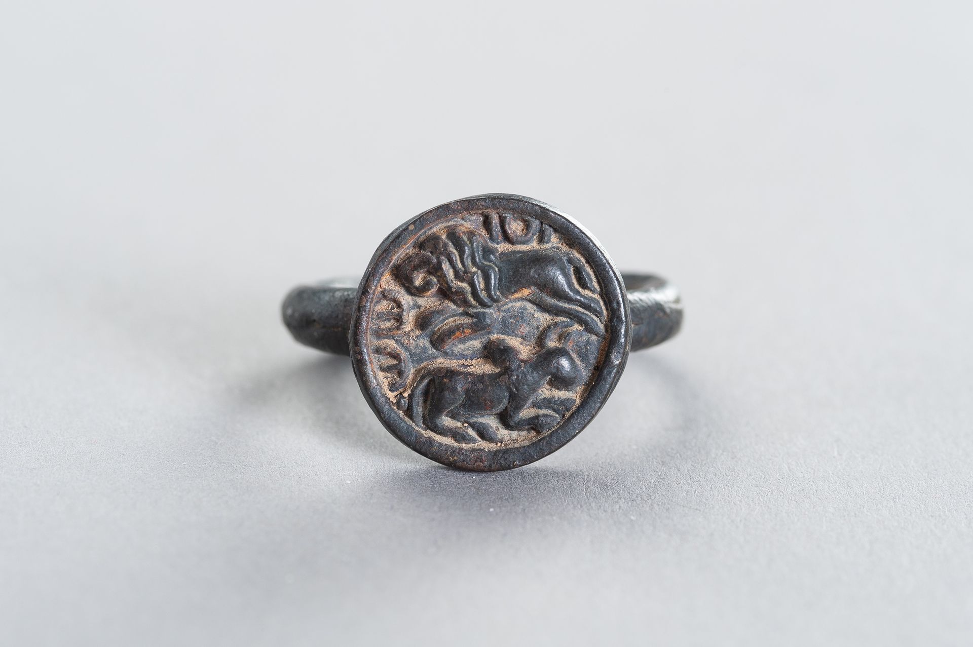 A BRONZE INTAGLIO RING WITH A HUNTING LION 一件带有狩猎狮子的青铜INTAGLIO戒指
古代犍陀罗地区，7-8世纪。顶&hellip;