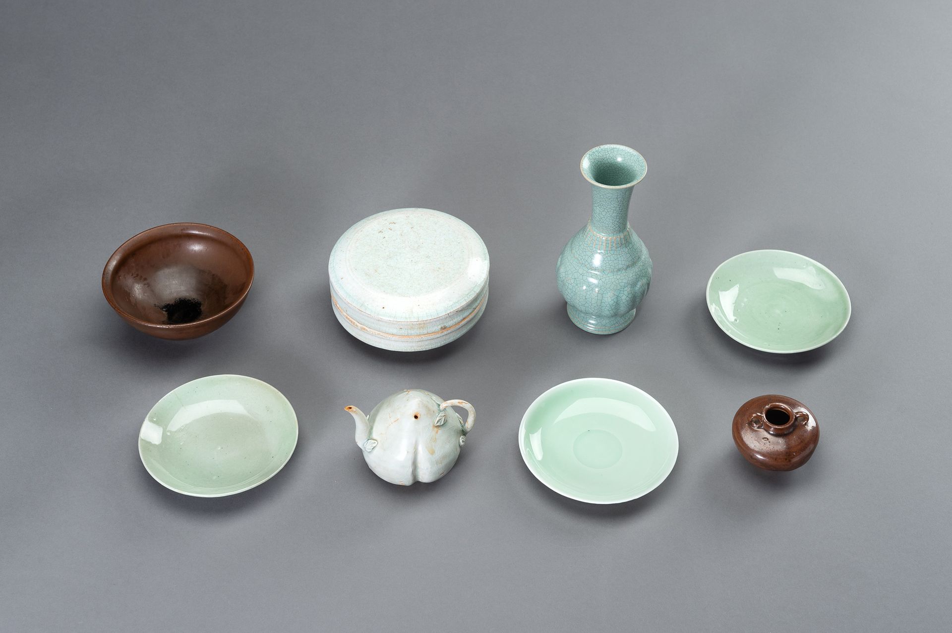 A CONVOLUT OF EIGHT CERAMIC ITEMS UN CONVOLGIMENTO DI OTTO ARTICOLI IN CERAMICA
&hellip;