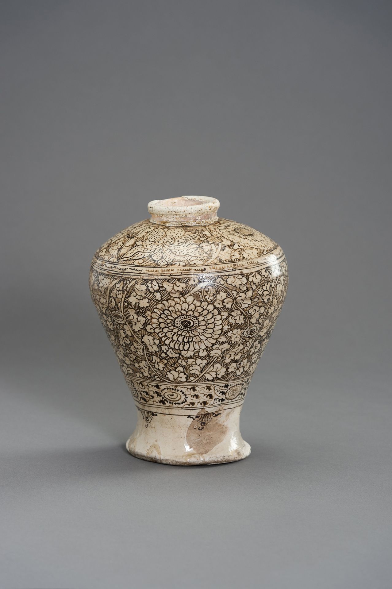 A CIZHOU ´FLORAL´ BALUSTER VASE 慈禧 "花卉 "花瓶
中国，明朝（1368-1644）。

状况良好。 整个底缘和颈部都有修复的&hellip;