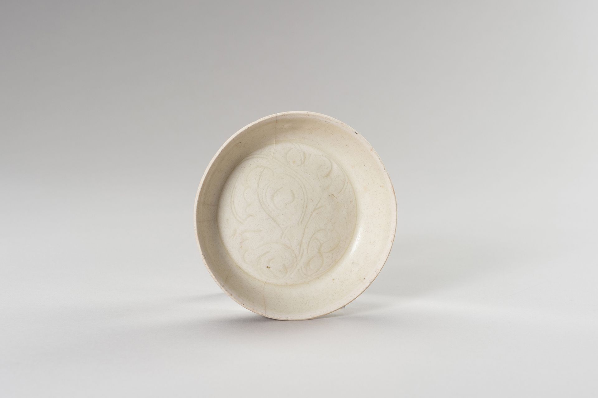 A SMALL QINGBAI ‘PEONY’ PORCELAIN DISH KLEINE QINGBAI-'PEONY'-PORZELINSCHALE
Chi&hellip;