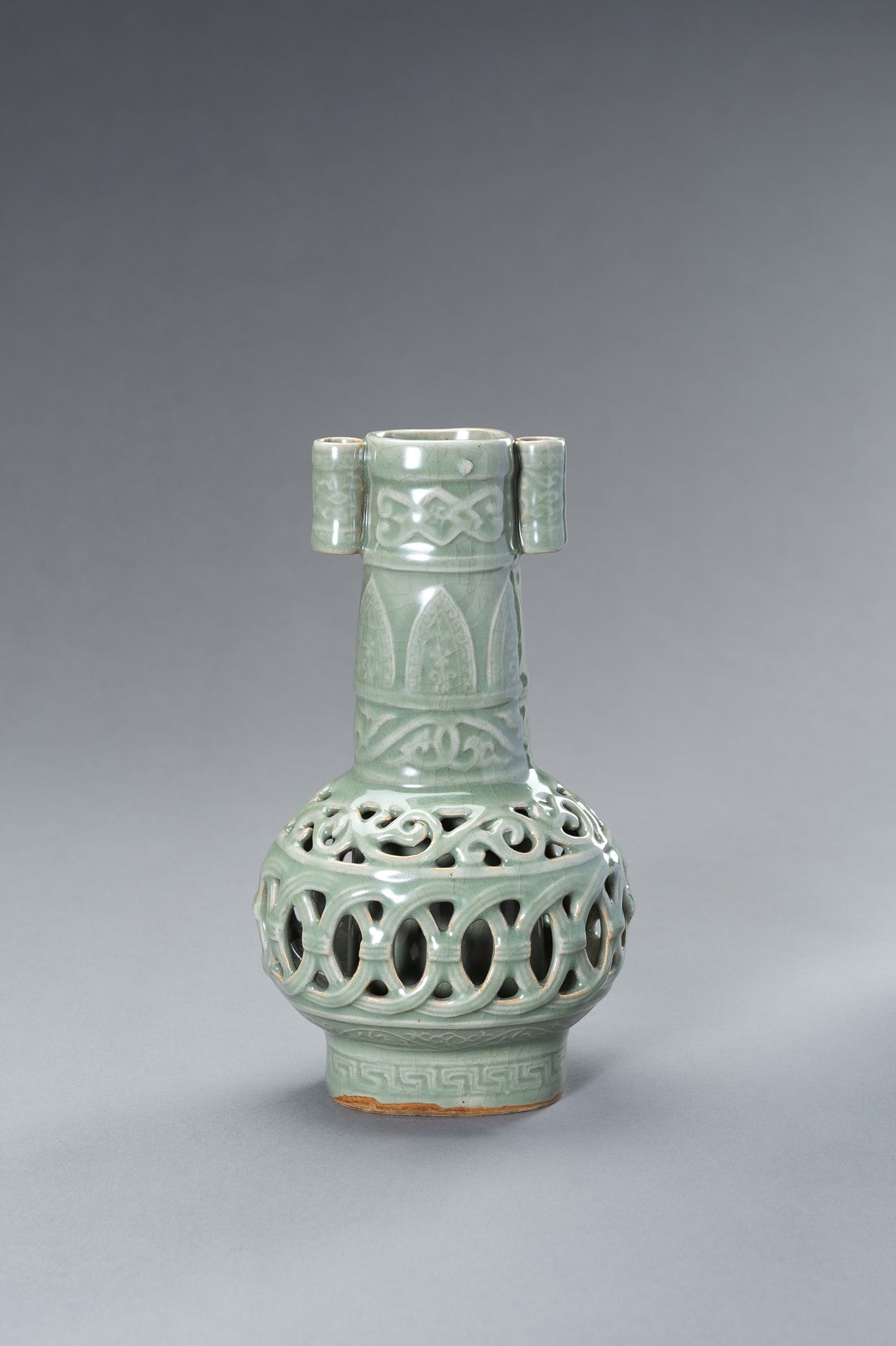 A RETICULATED CELADON ARROW VASE VASE EN CELADON RETICULÉ
Chine, dynastie Qing (&hellip;