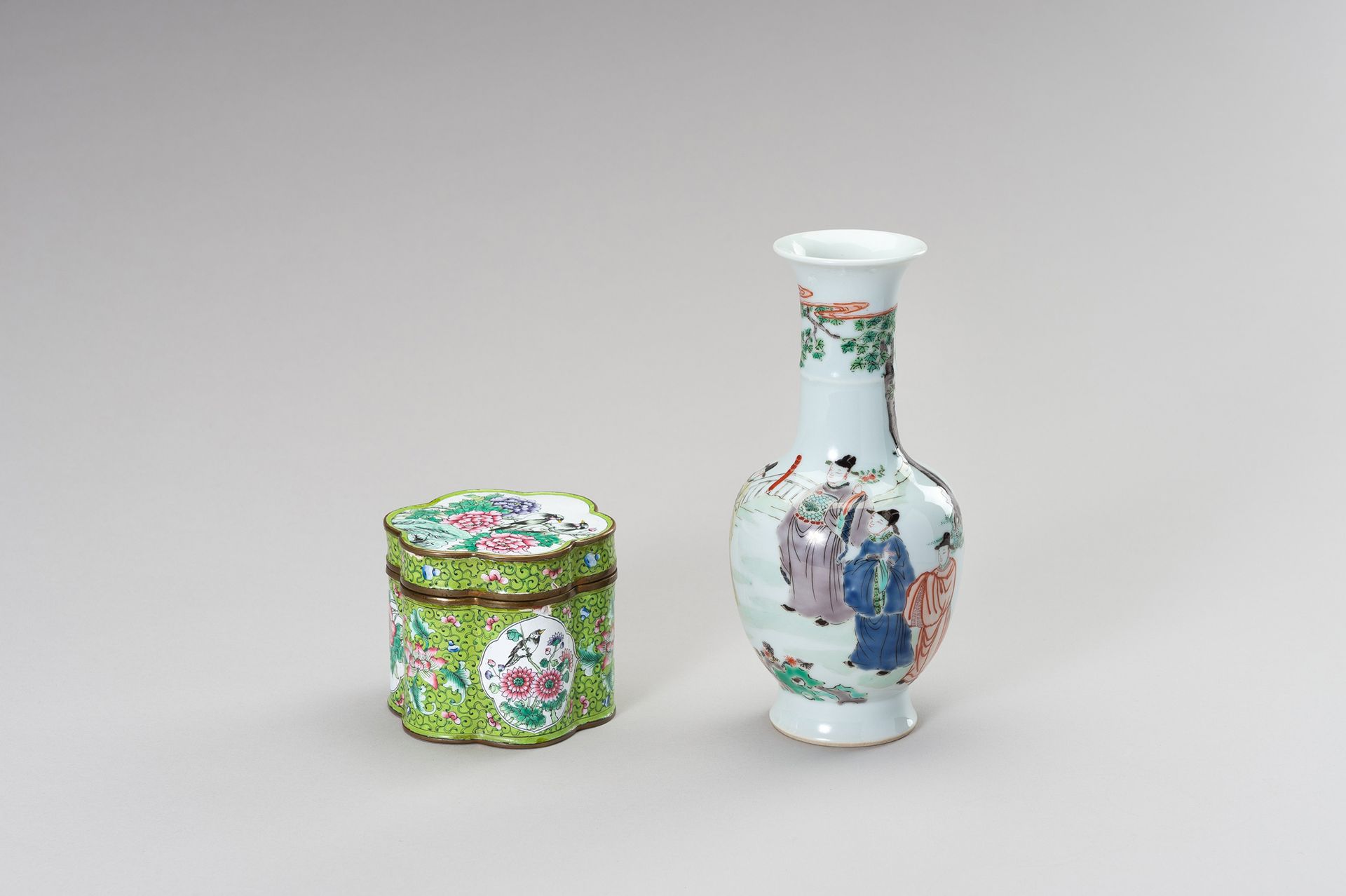 A LOBED ENAMEL BOX AND A FAMILLE VERTE VASE 一个LOBED ENAMEL BOX和一个FAMIL VERTE VAS&hellip;