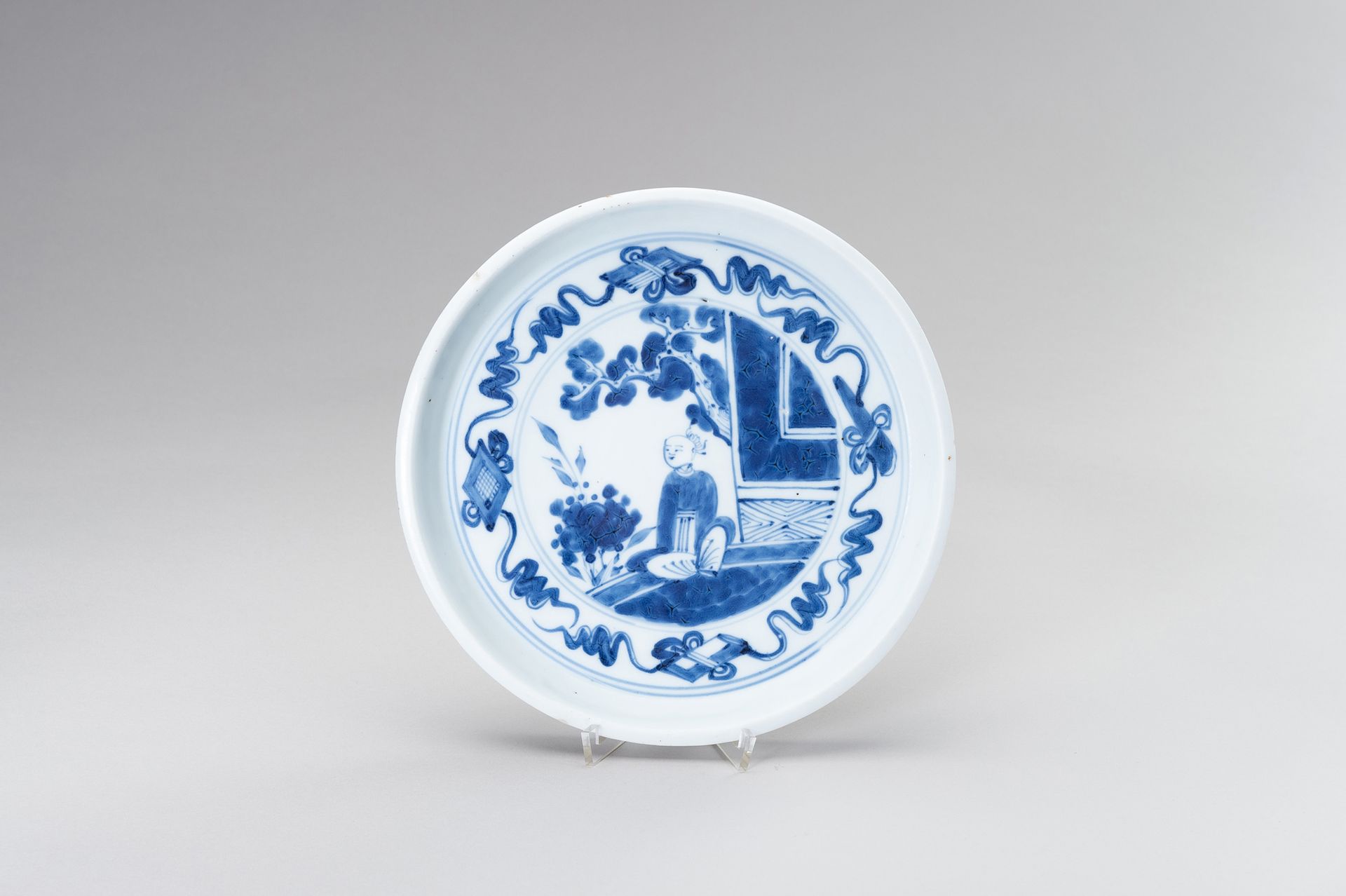 A BLUE AND WHITE PORCELAIN TRAY WITH A COURT BOY BLAUES UND WEISSES PORZELIN-TAF&hellip;