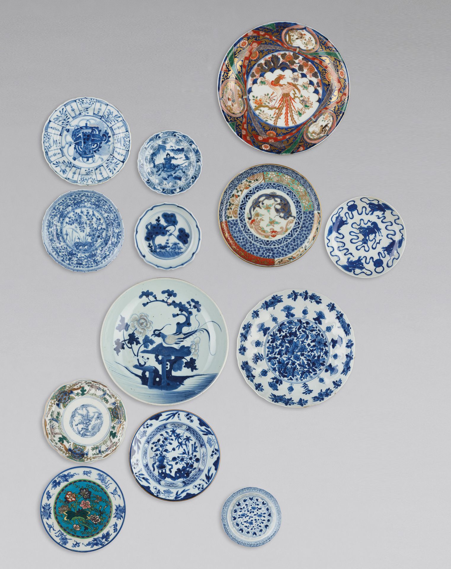A GROUP OF 13 PORCELAIN PLATES 一组13个瓷盘
日本和中国，康熙时期（1661-1722）至19世纪。由7个19世纪的盘子组成，其&hellip;