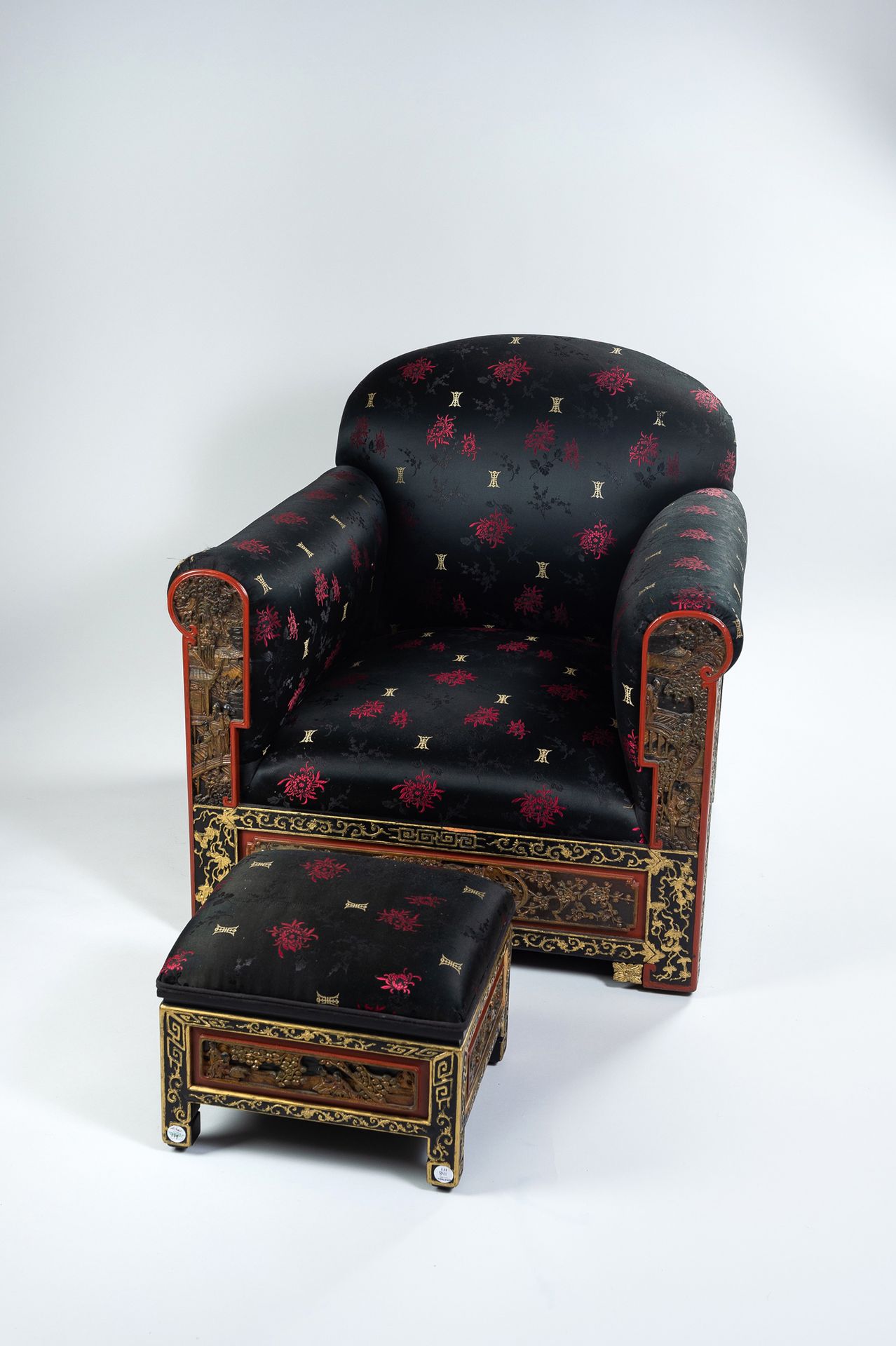 A CHINESE ART DECÓ ARMCHAIR WITH MATCHING FOOT STOOL POLTRONA D'ARTE CINESE CON &hellip;