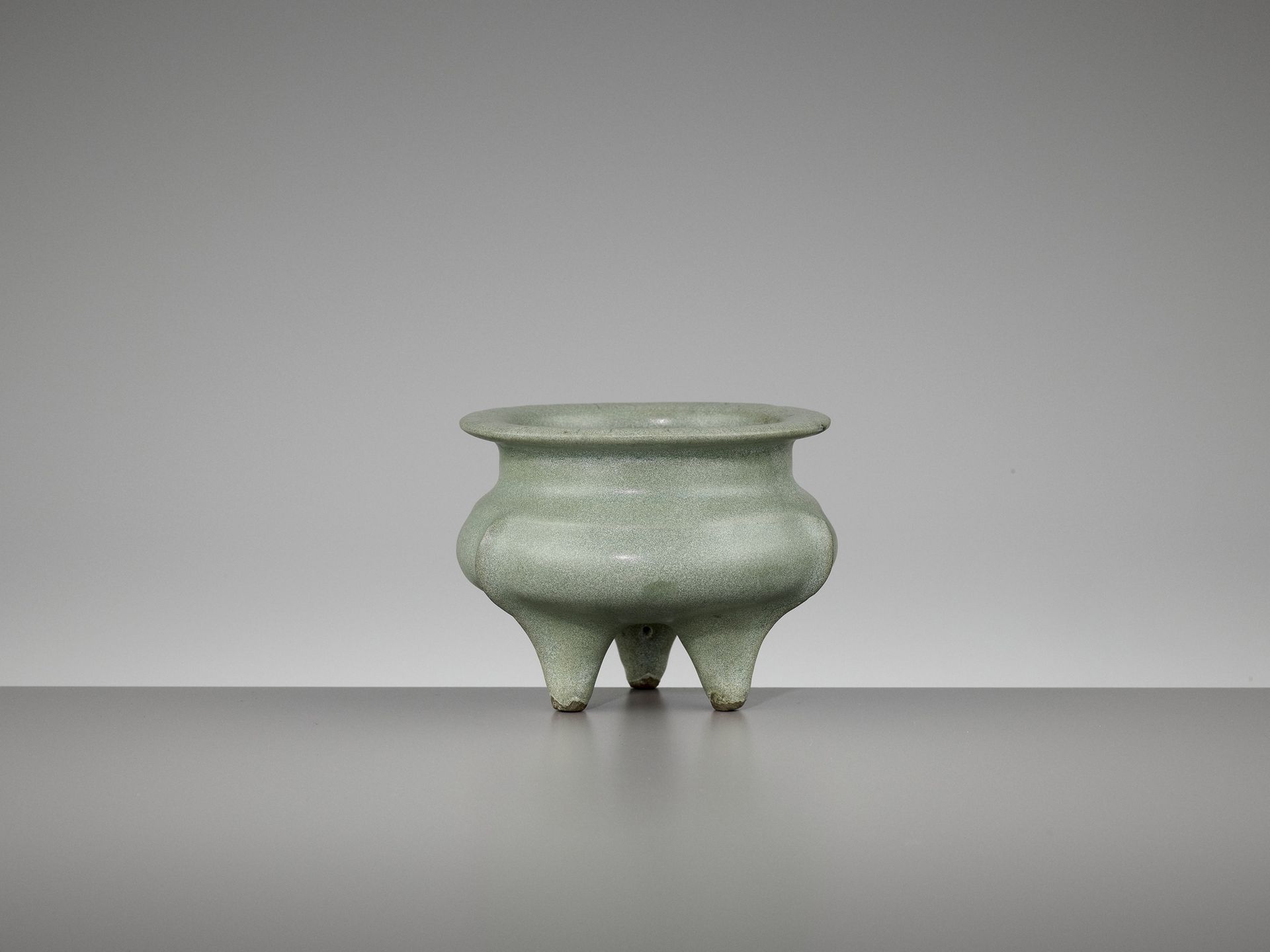 A LONGQUAN TRIPOD CENSER, SOUTHERN SONG LONGQUAN-DREISTOCKZÄHLER, SÜDLICHES SONG&hellip;