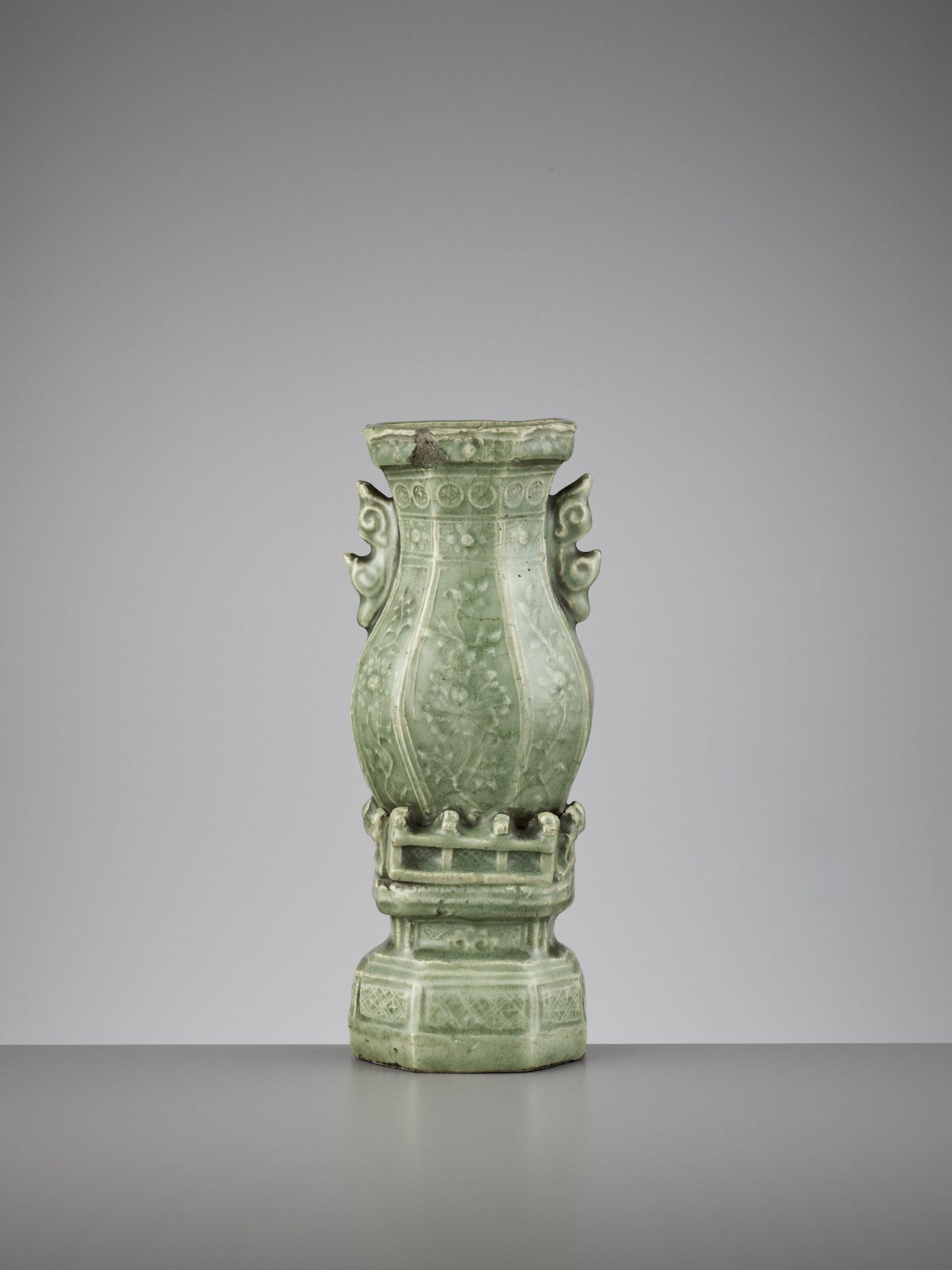 A CARVED LONGQUAN WALL VASE, MING 雕花龙泉壁炉，明
中国，16世纪。橄榄石形的花瓶在莲花底上，球状的瓶身两面都雕了一个面板，上&hellip;