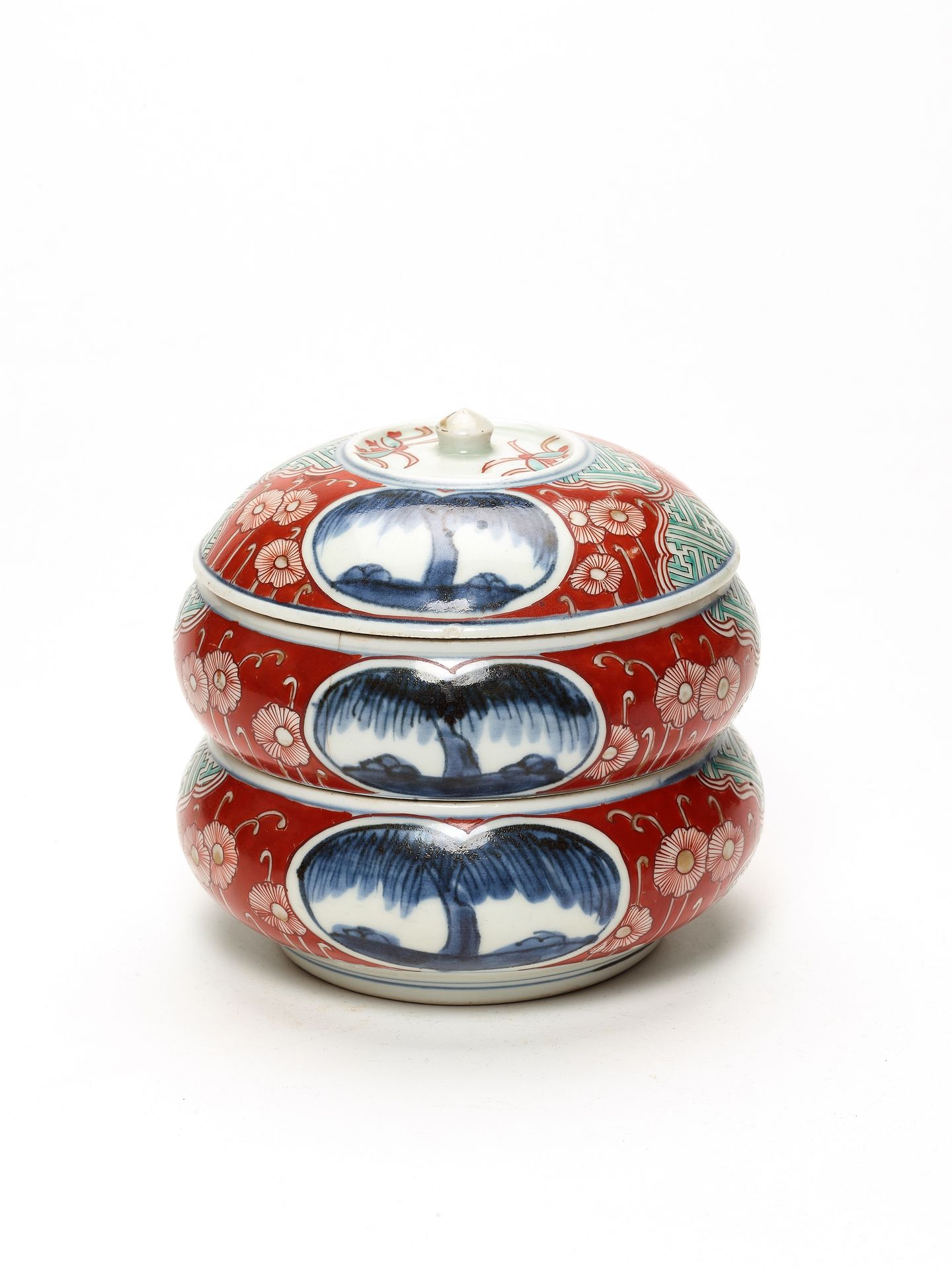 A FINELY PAINTED IMARI THREE-CASE BOX WITH COVER 精致的伊万里画三箱盒
日本，明治时期（1868-1912）

&hellip;