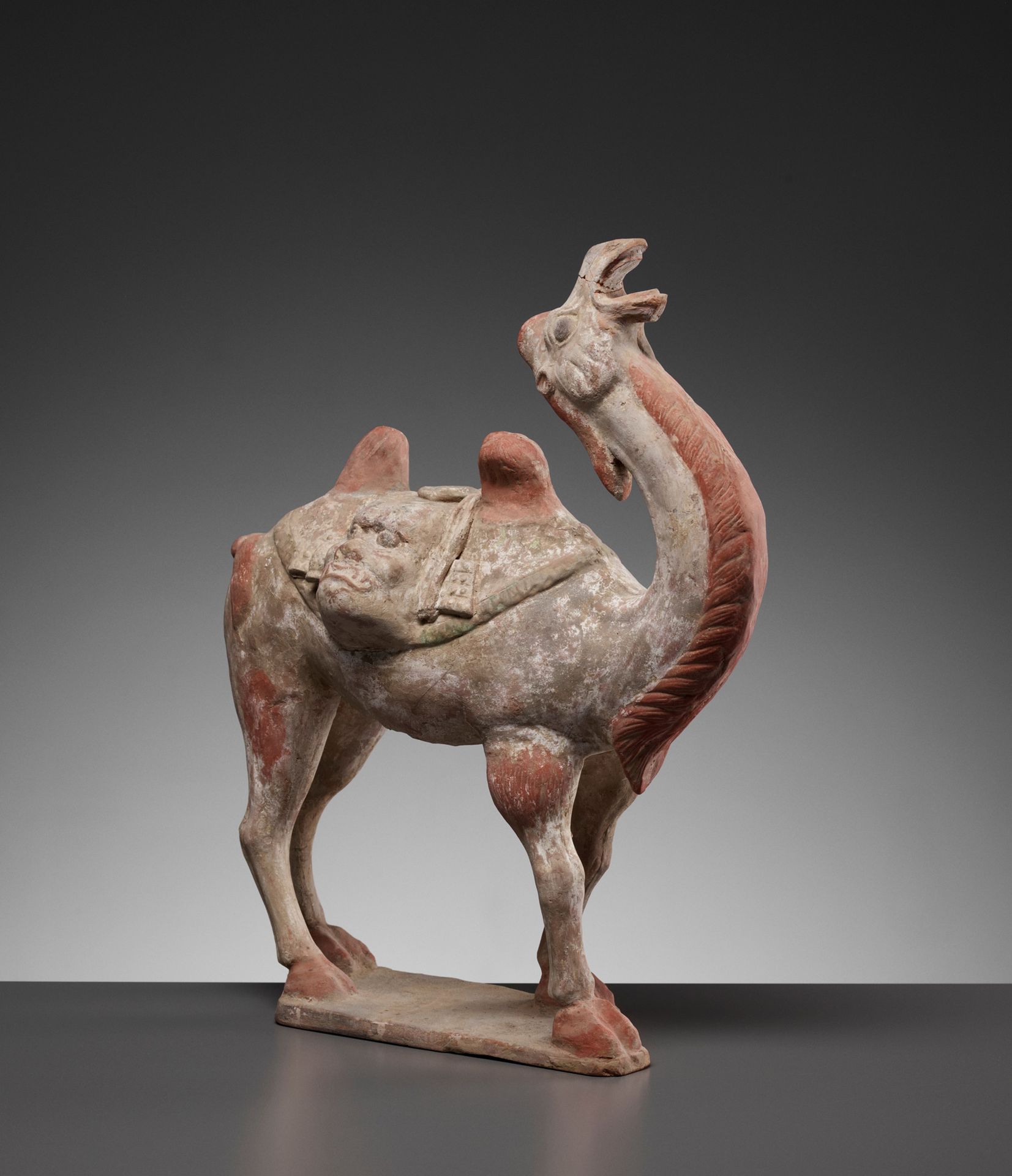 A PAINTED POTTERY FIGURE OF A BACTRIAN CAMEL, TANG DYNASTY FIGURA DE CERÁMICA PI&hellip;
