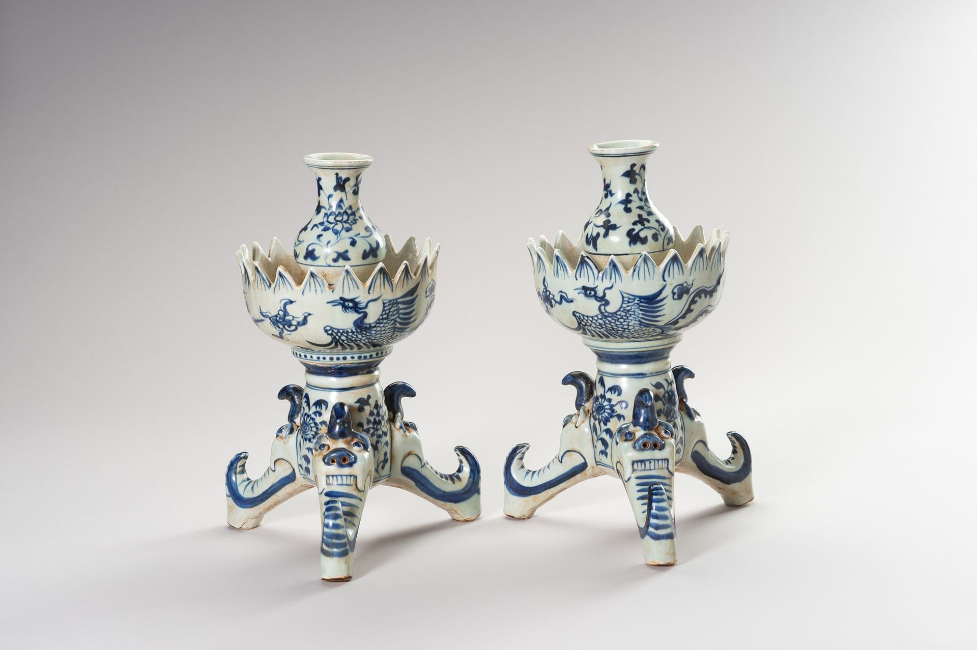 A PAIR OF MING STYLE BLUE AND WHITE CANDLE HOLDERS 一对明式青花烛台
中国，清末（1644-1912）至民国时&hellip;