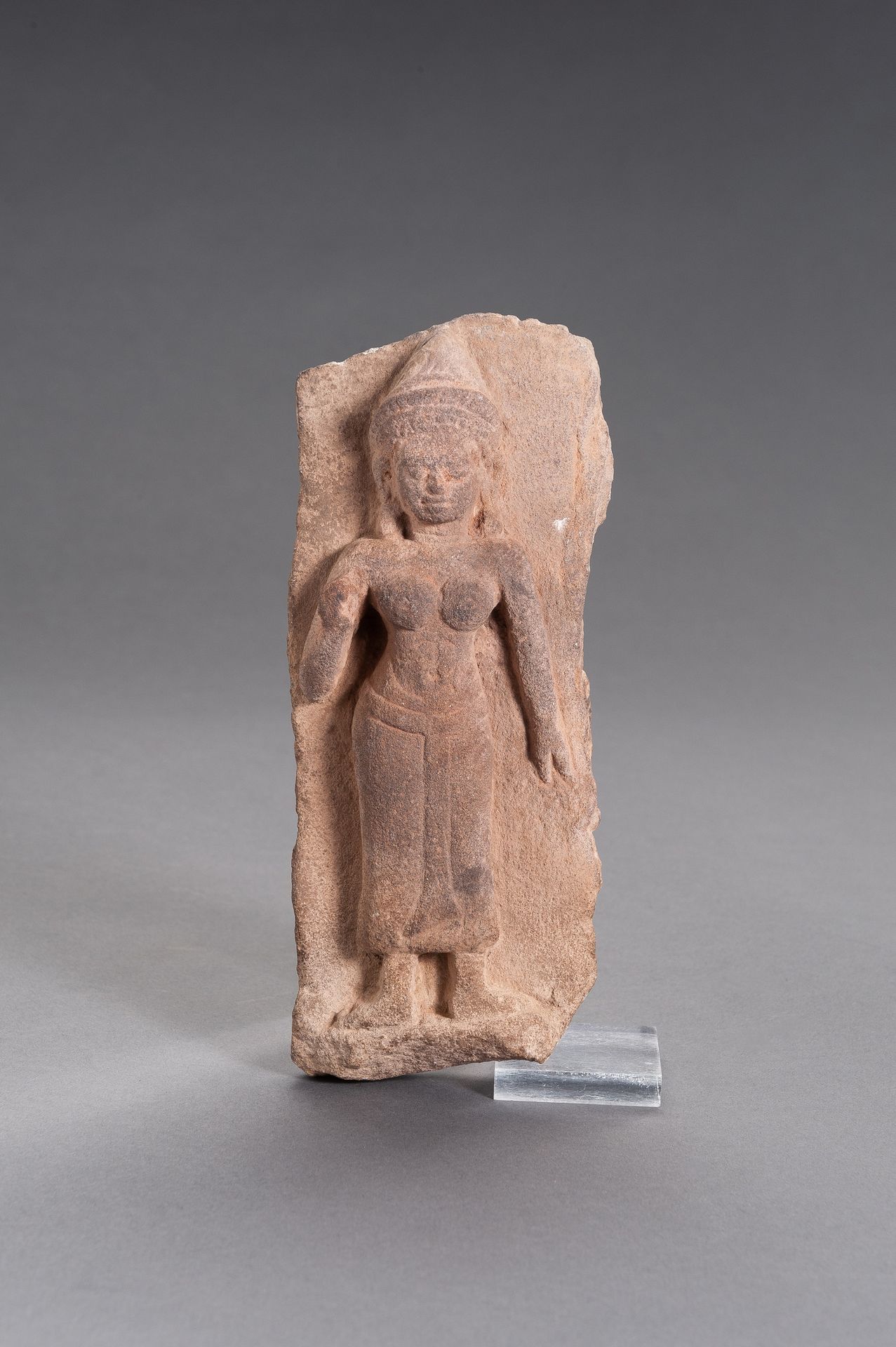 A KHMER SANDSTONE RELIEF OF UMA 一件高棉沙石雕的UMA
高棉帝国，吴哥时期，12-13世纪。雕刻的女性神像身材丰满，身体修长，身&hellip;