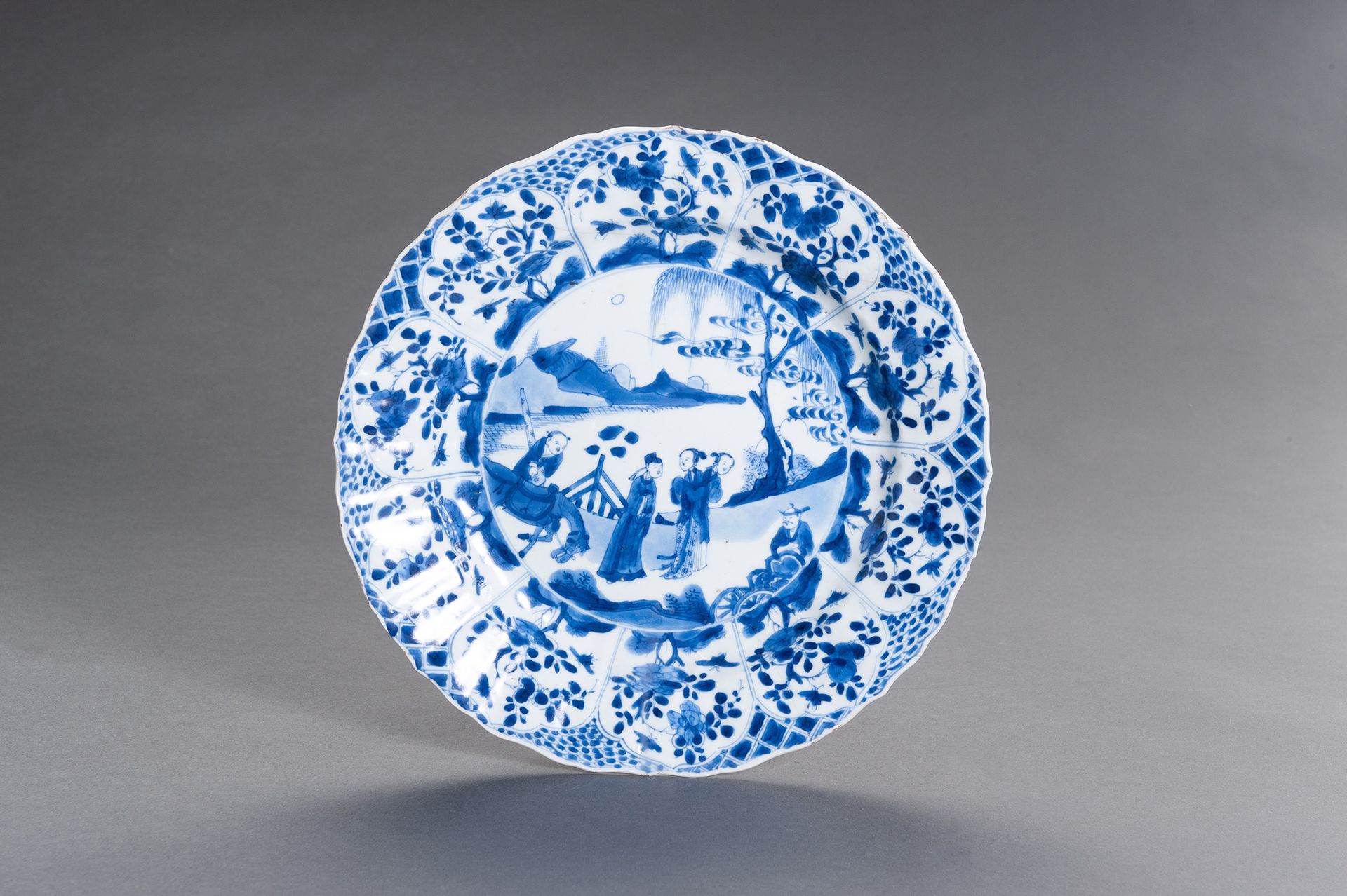 A BLUE AND WHITE PORCELAIN ‘FIGURAL SCENE’ LOBED DISH, KANGXI A BLUE AND WHITE P&hellip;