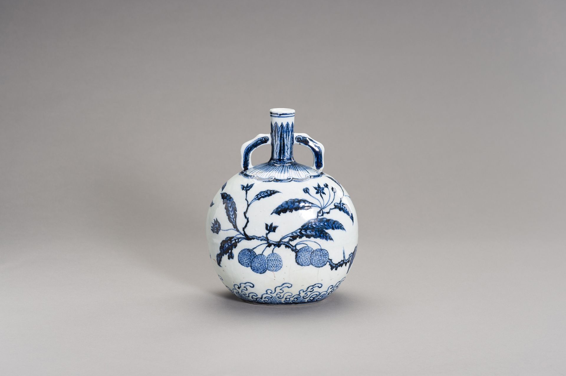 A BLUE AND WHITE MING-STYLE ‘LINGZHI’ MOONFLASK, BIANHU, QING DYNASTY BLAUE UND &hellip;