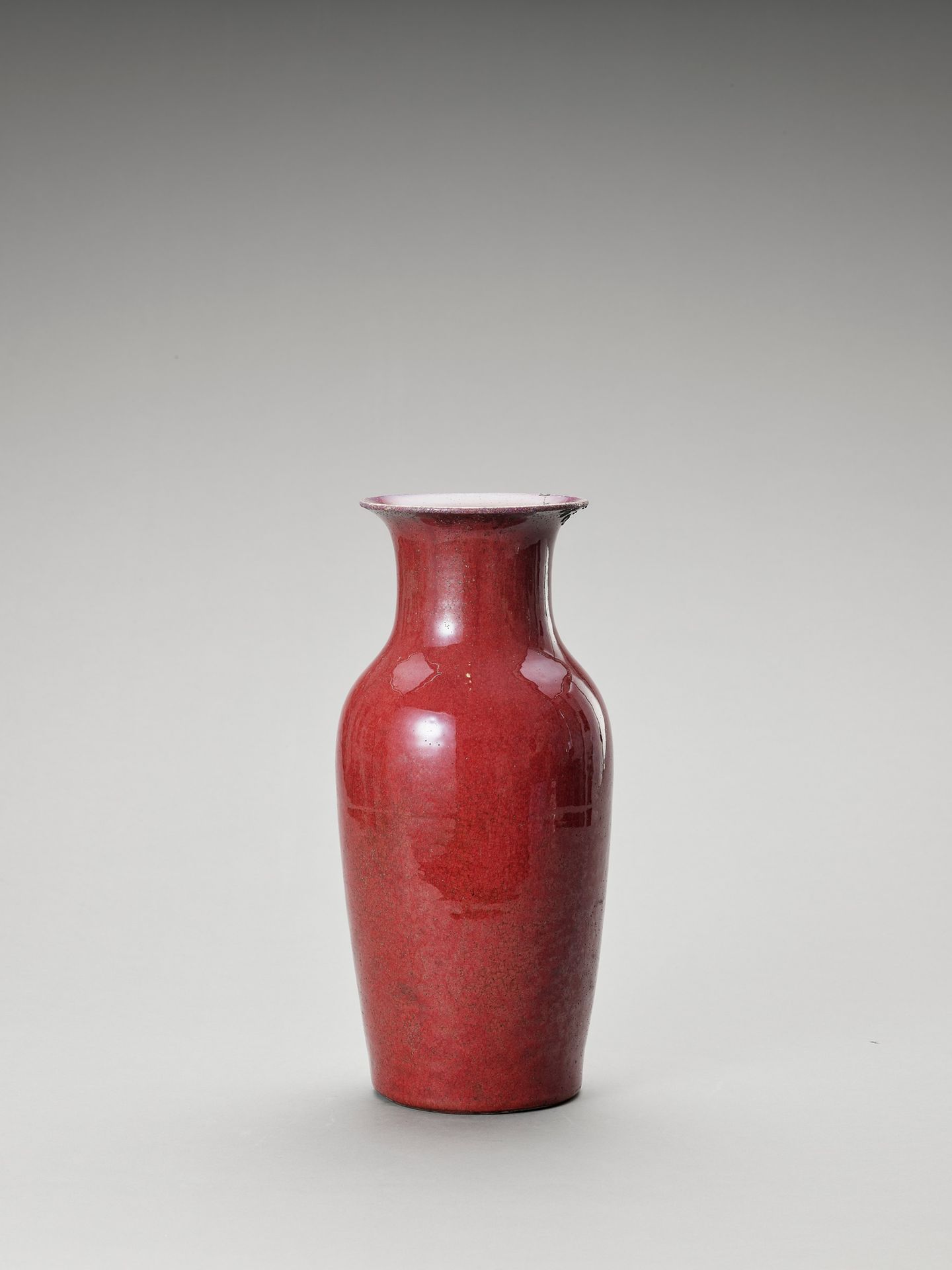 A YUNYAO ‘OXBLOOD’ GLAZED BALUSTER VASE 
一个云瑶 "牛血 "釉面
花瓶



中国，

18
世纪。侧面从圆形的凹底到&hellip;