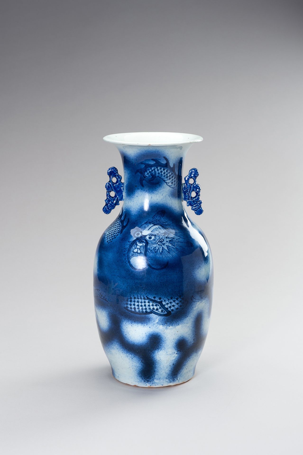 A Large Blue and White Vase GRAND VASE BLEU ET BLANC
Chine, période de la Républ&hellip;