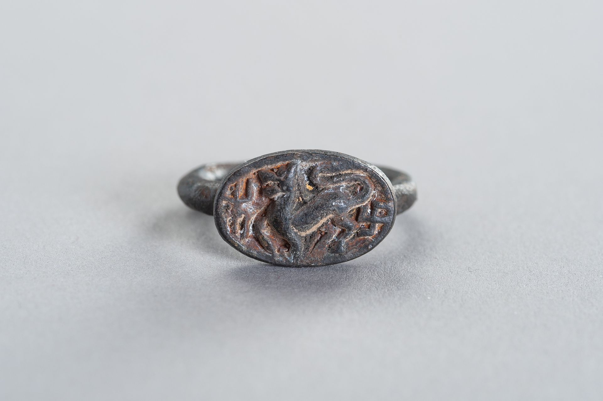 A BRONZE INTAGLIO RING DEPICTING A MYTHICAL BEAST INTAGLIO-RING AUS BRONZE MIT D&hellip;