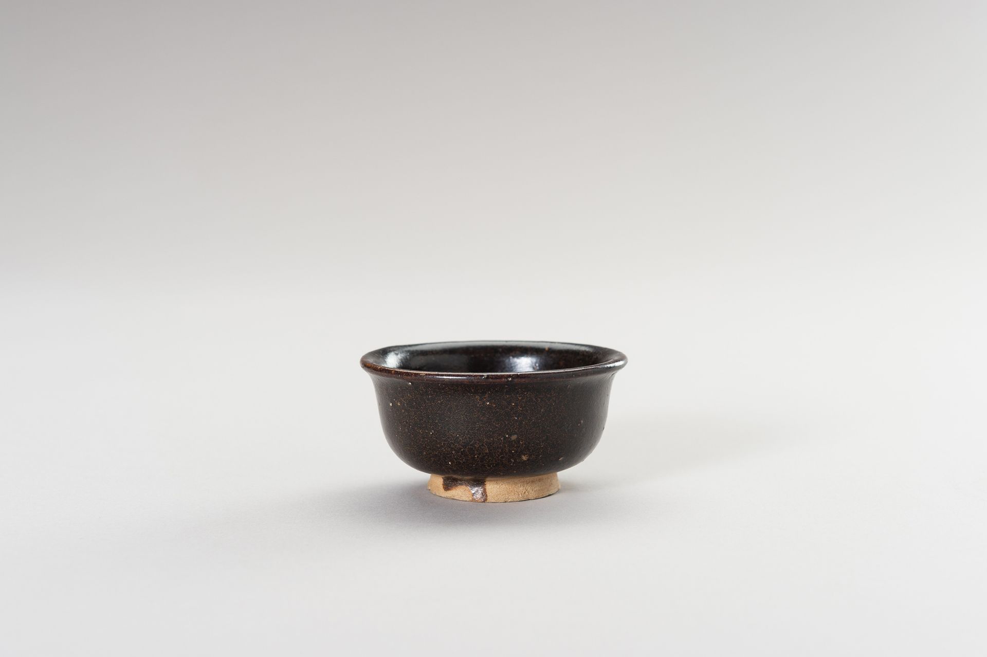 A SMALL HENAN BROWN GLAZED BOWL 小型河南棕色釉面碗
中国，宋代（960-1279）。壺身從短圓底上升到圓弧形的邊緣，底上有光澤的&hellip;