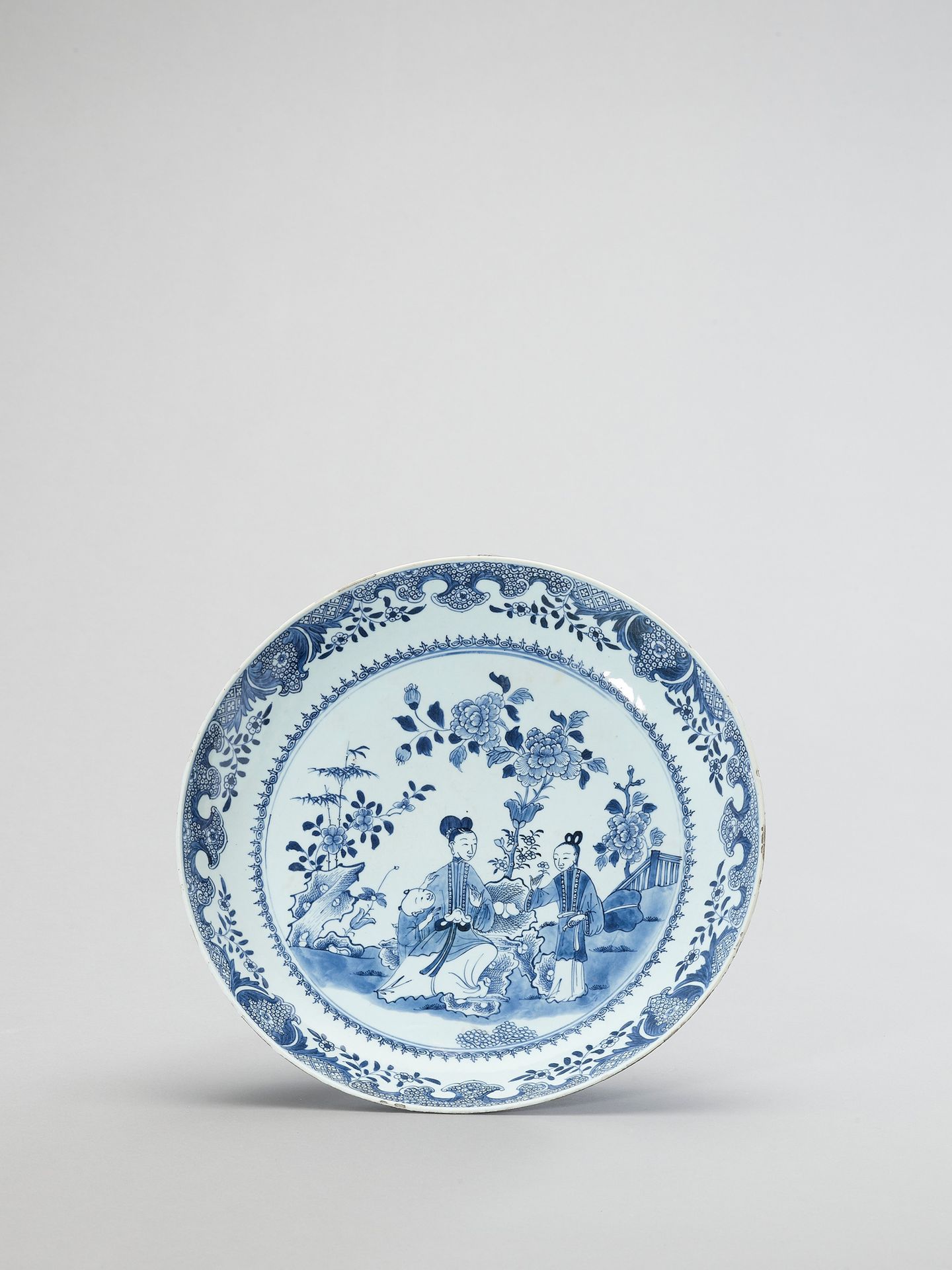 A LARGE BLUE AND WHITE PORCELAIN CHARGER 一个巨大的蓝白瓷杯
中国，乾隆时期（1736-1795）。釉下青花装饰着一位女&hellip;