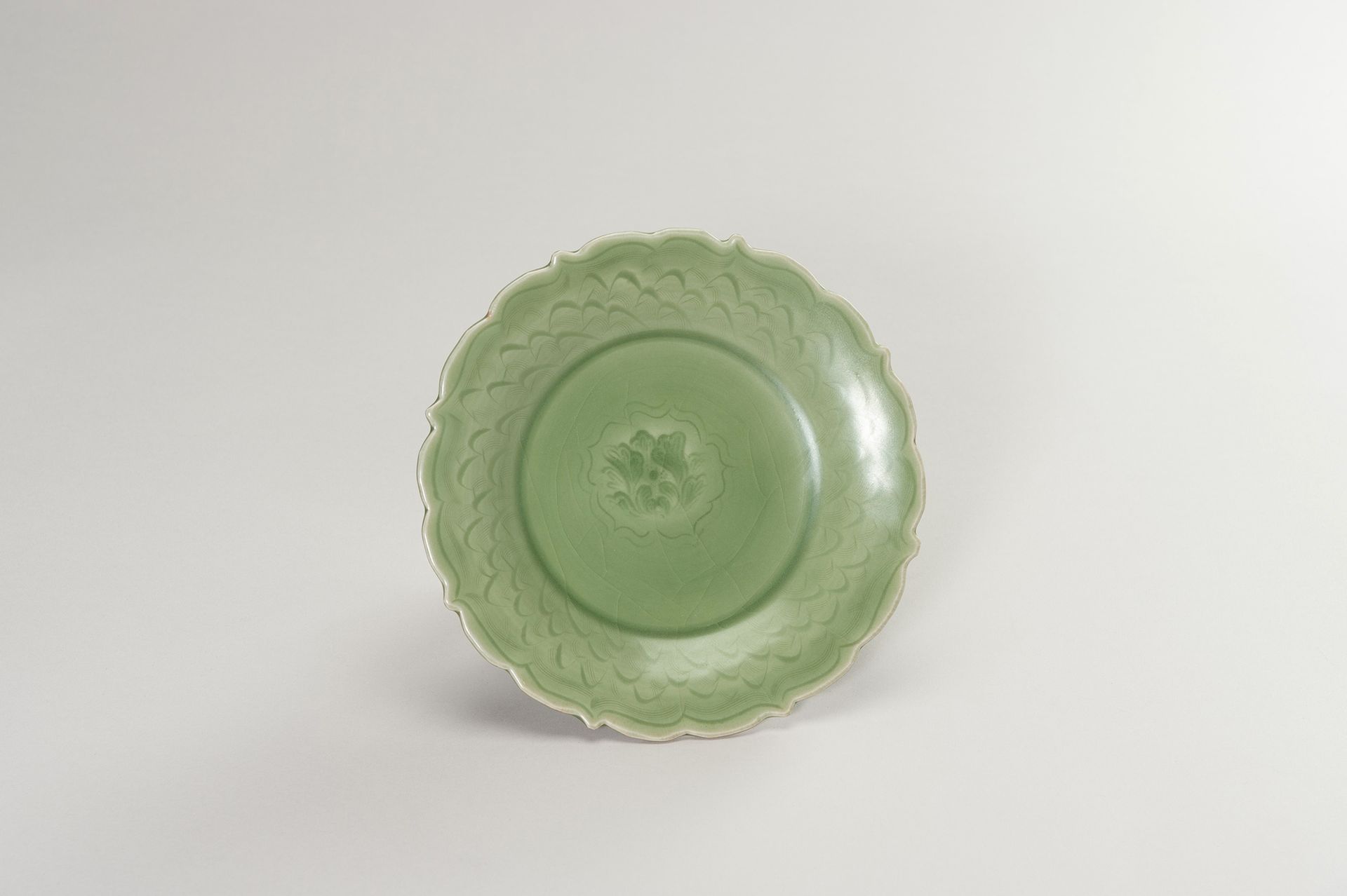 A BARBED MING-STYLE LONGQUAN CELADON PLATE 带刺的明式龙泉瓷盘
中国，明代风格，但清代（1644-1912）。厚重的壶&hellip;