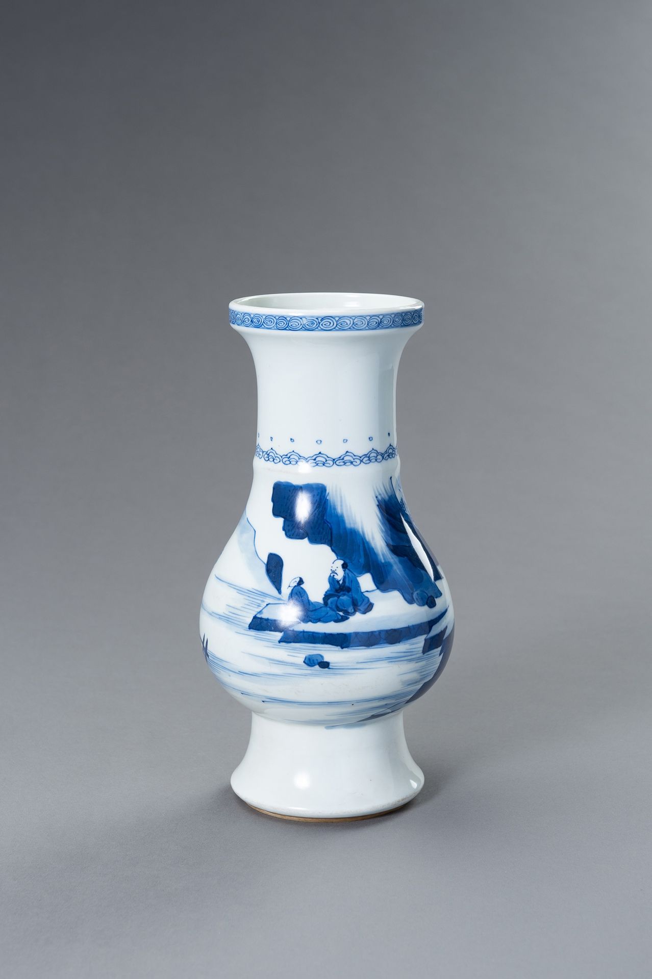 A BLUE AND WHITE PORCELAIN KANGXI REVIVAL ‘LANDSCAPE’ VASE 一个蓝白瓷康熙年间的 "风景"花瓶
中国，&hellip;
