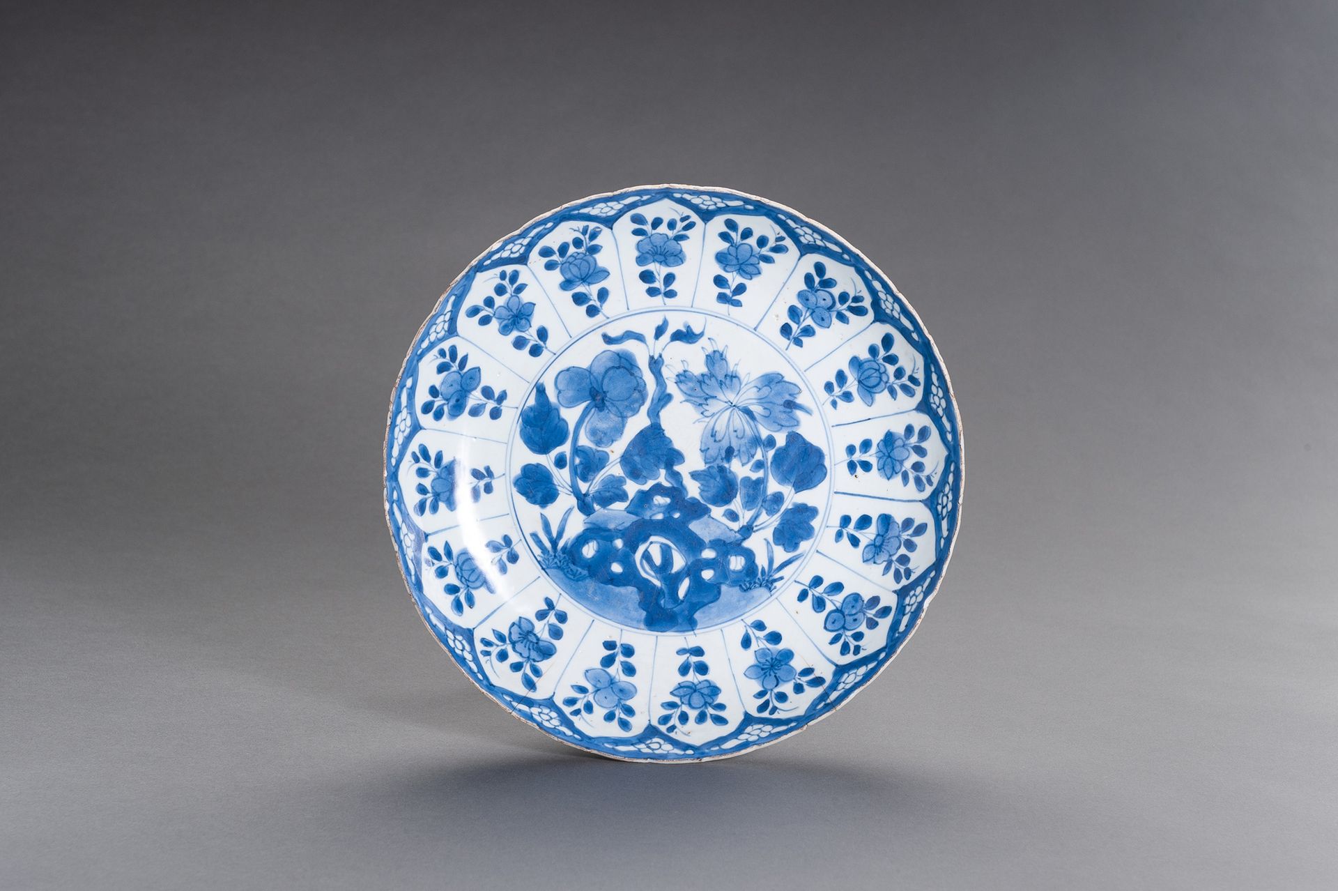 A BLUE AND WHITE PORCELAIN ‘FLORAL’ DISH, KANGXI A BLUE AND WHITE PORCELAIN ‘FLO&hellip;